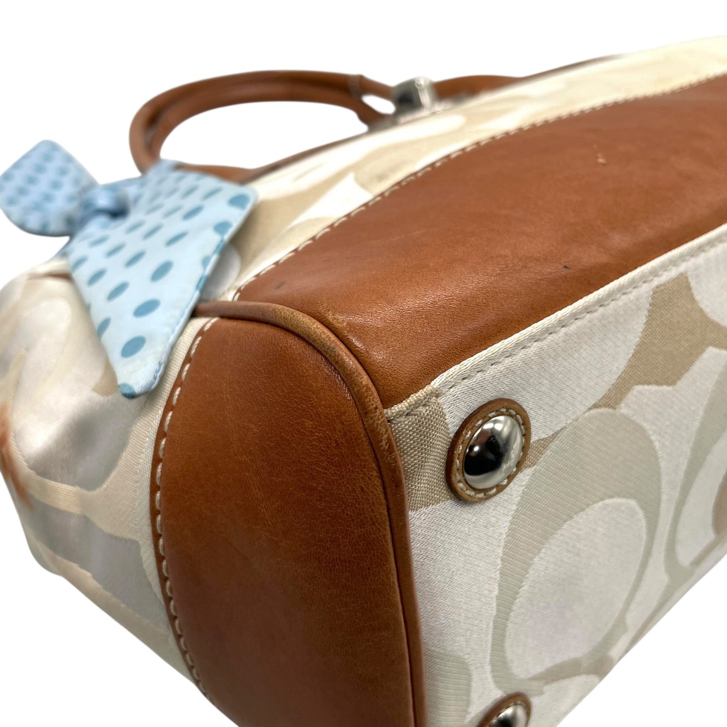 コーチ COACH シグネチャー ハンドバッグ トートバッグ 白 ホワイト 茶 ブラウン キャンバス レザー シルバー金具 ターンロック ロゴチャーム付き スカーフ付き 肩掛け可 レディース T1