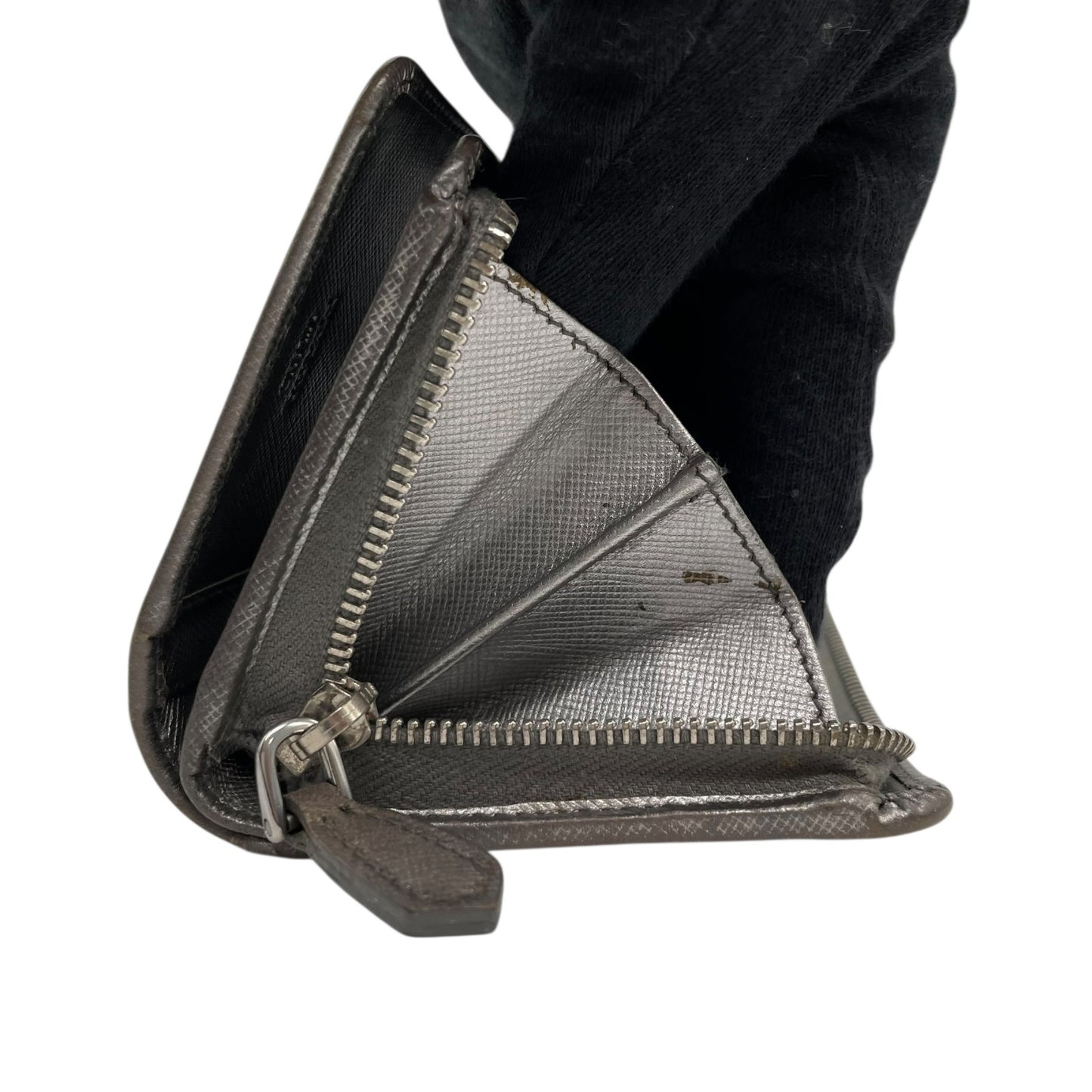 PRADA プラダ 二つ折り財布 コンパクトウォレット メタリックシルバー サフィアーノレザー ロゴ シルバー金具 L字ファスナー レディース W3