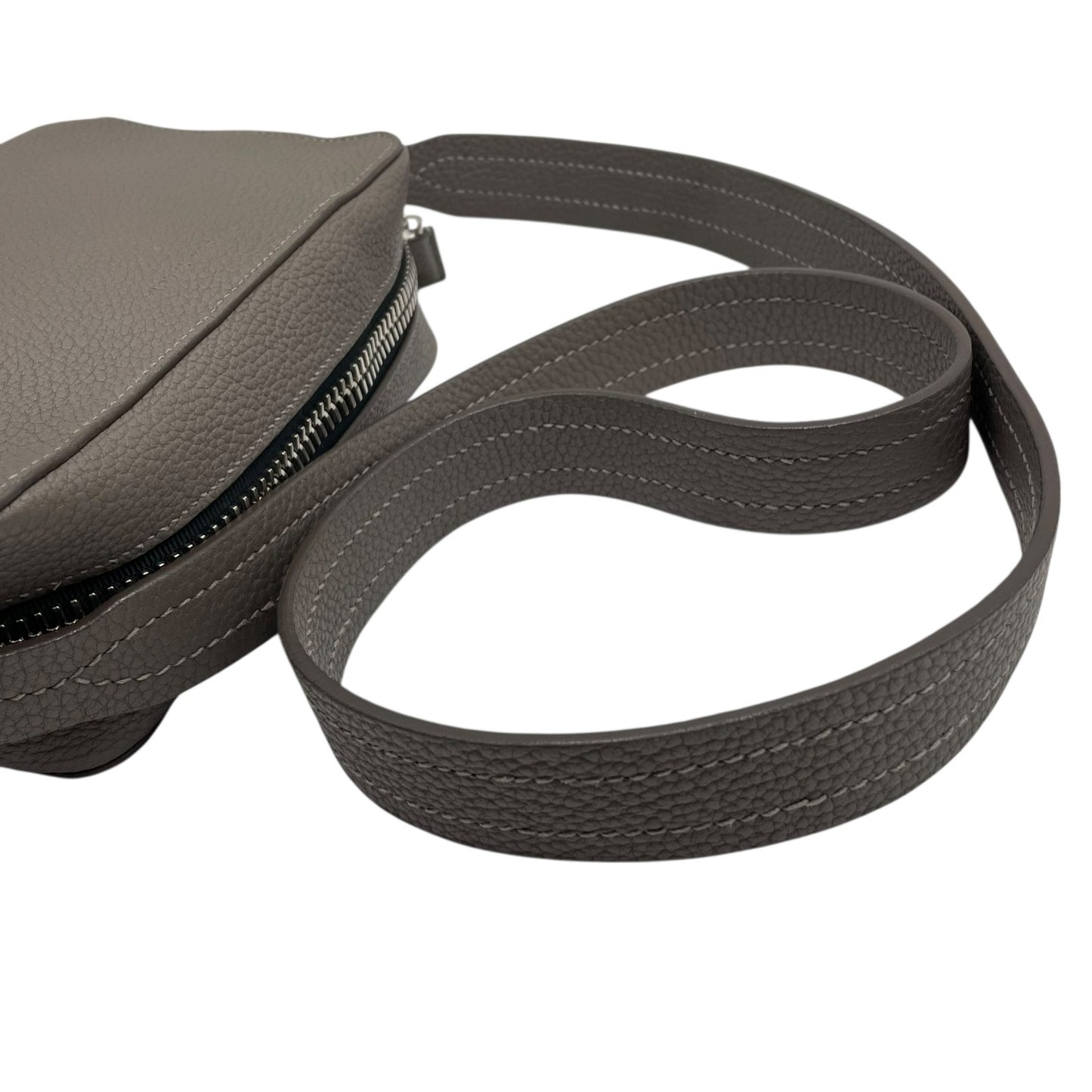 極美品 MAISON TAKUYA メゾンタクヤ ショルダーバッグ カメラバッグ レザー グレー シルバー金具 斜め掛け可 クロスボディ 型押しロゴ メンズ レディース R