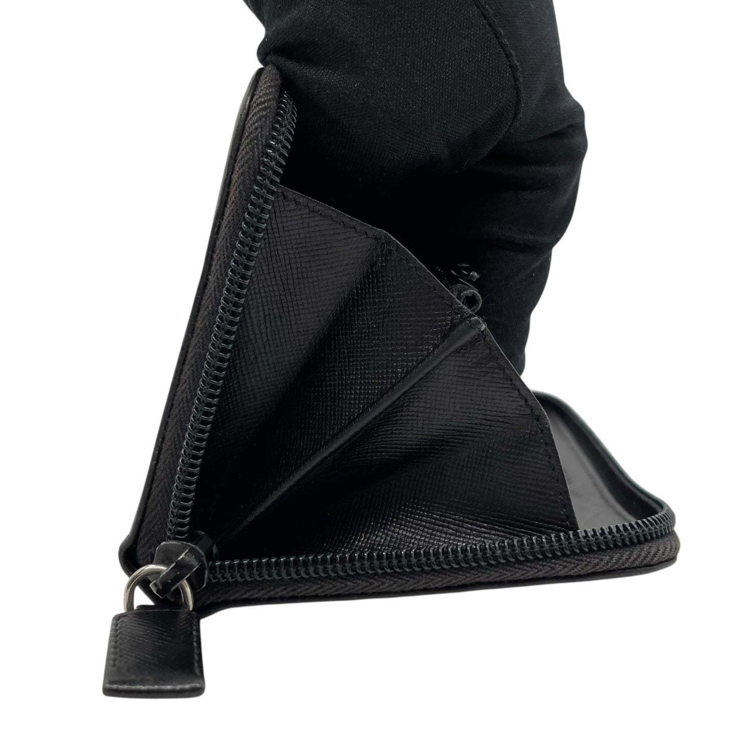 PRADA プラダ 三角プレートロゴ 長財布 ラウンドジップ サフィアーノ レザー トライアングルロゴ 黒 ブラック シルバー金具 メンズ レディース ギャランティカード付き H1