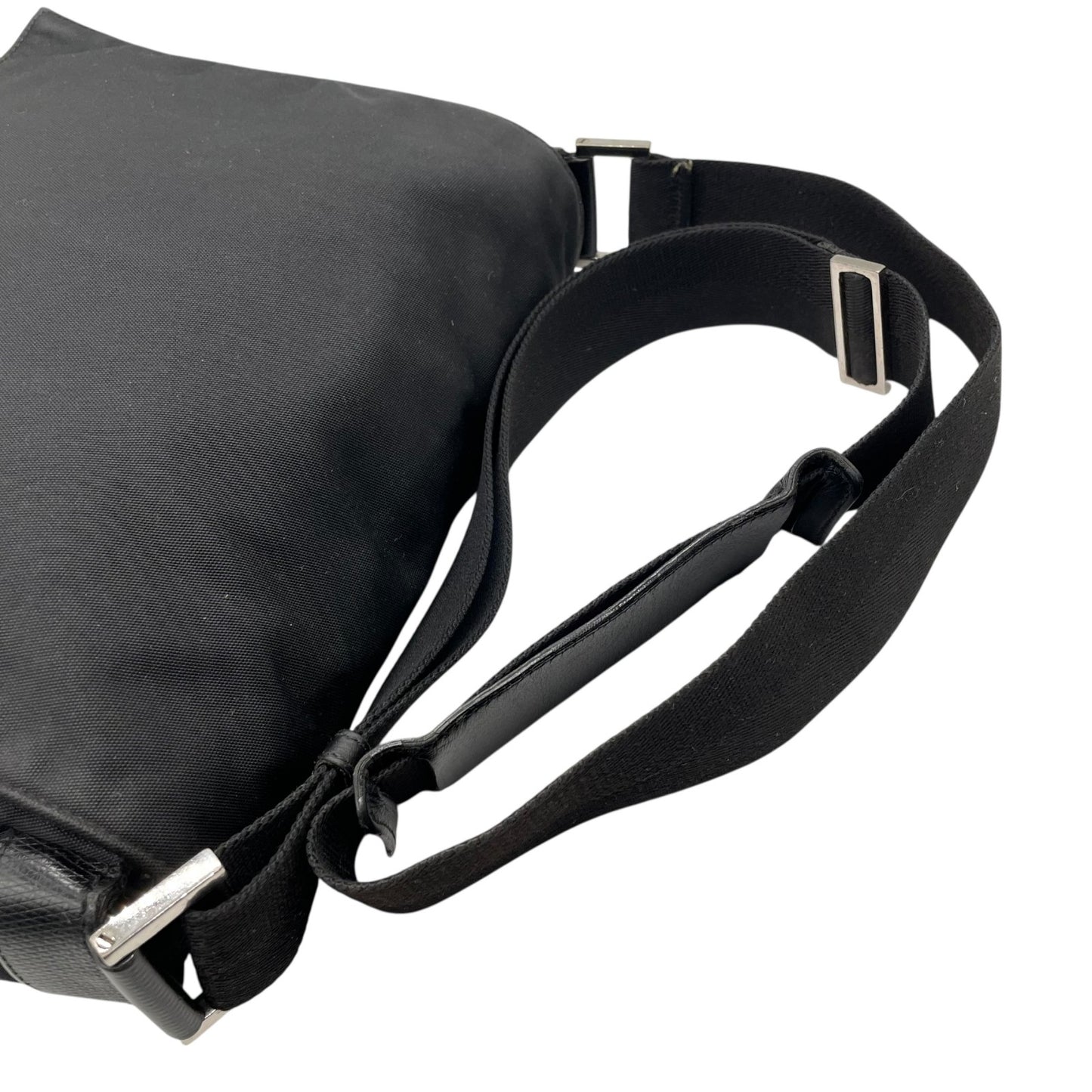 GUCCI グッチ ナイロン メッセンジャーバッグ ショルダーバッグ メンズ ユニセックス シルバープレートロゴ 斜め掛け A4収納可 146236 K4