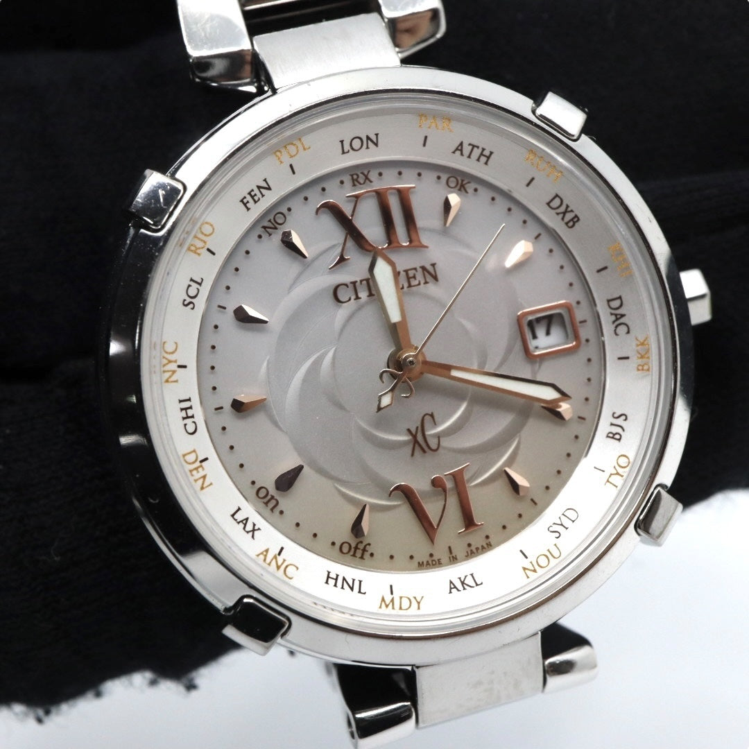 【極美品/稼働品】シチズン クロスシー 腕時計 H240-T020097 エコドライブ 電波ソーラー ワールドタイム レディース デイト シルバー アナログ ビジネス エレガント 高機能 日本製 デュラテクト クリーニング済み G4