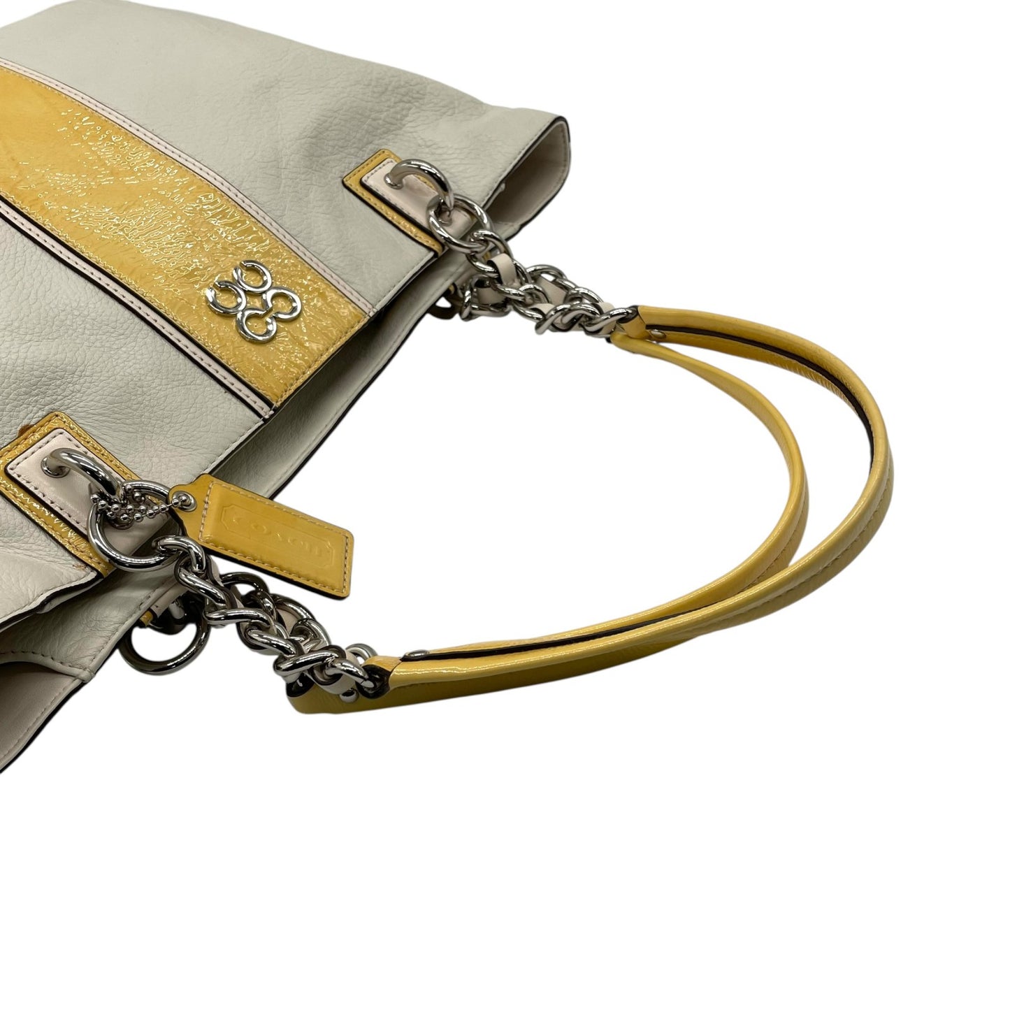 美品 コーチ COACH トートバッグ ホワイト 白 イエロー 黄色 レザー パテントレザー 肩掛け可 ロゴ チャーム付き シルバー金具 レディース S97