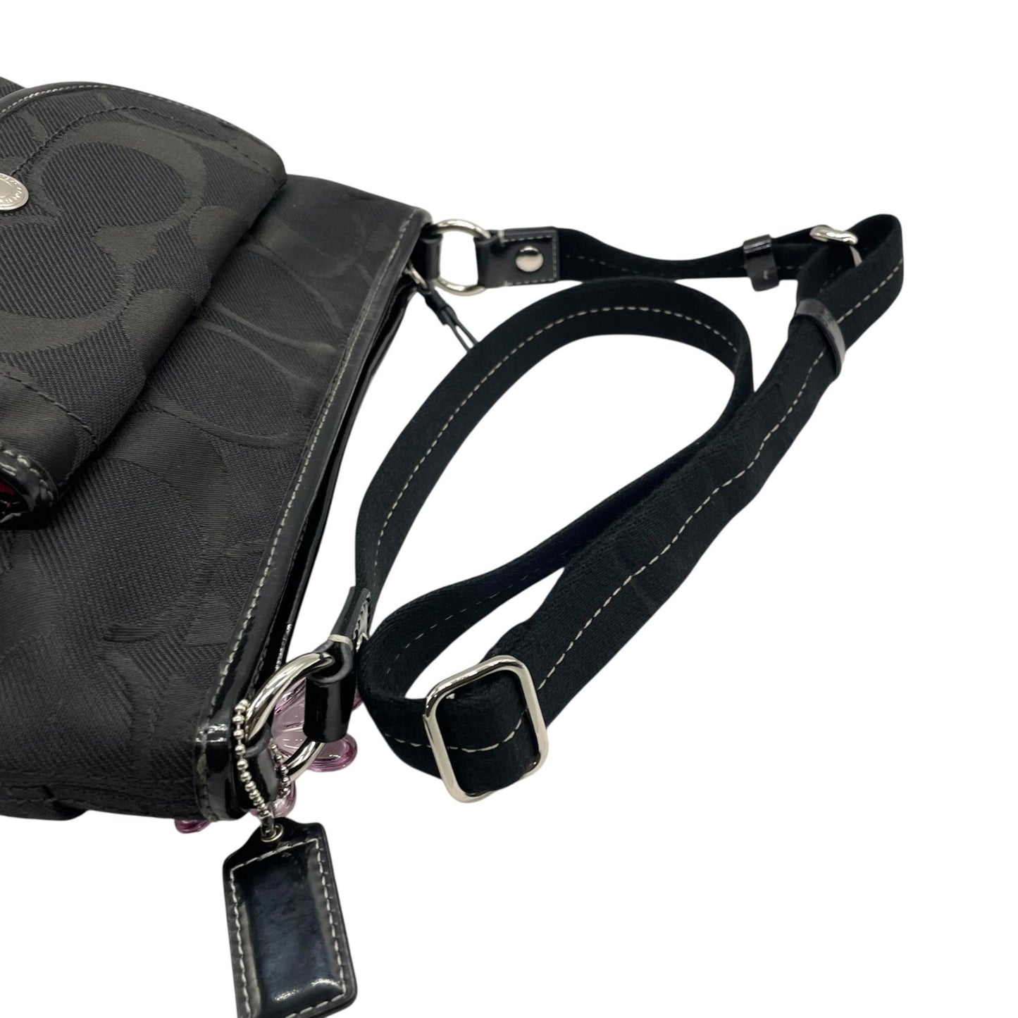 美品 COACH コーチ ショルダーバッグ 黒 ブラック シグネチャー キャンバス パテントレザー シルバー金具 F16550 フラワーチャーム付き 斜め掛け可 レディース E8