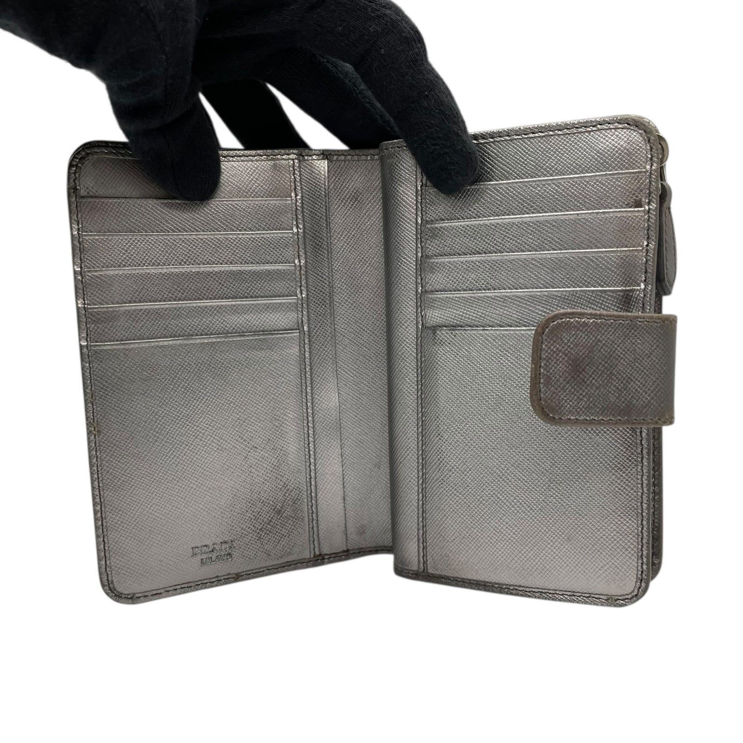 PRADA プラダ 二つ折り財布 コンパクトウォレット メタリックシルバー サフィアーノレザー ロゴ シルバー金具 L字ファスナー レディース W3