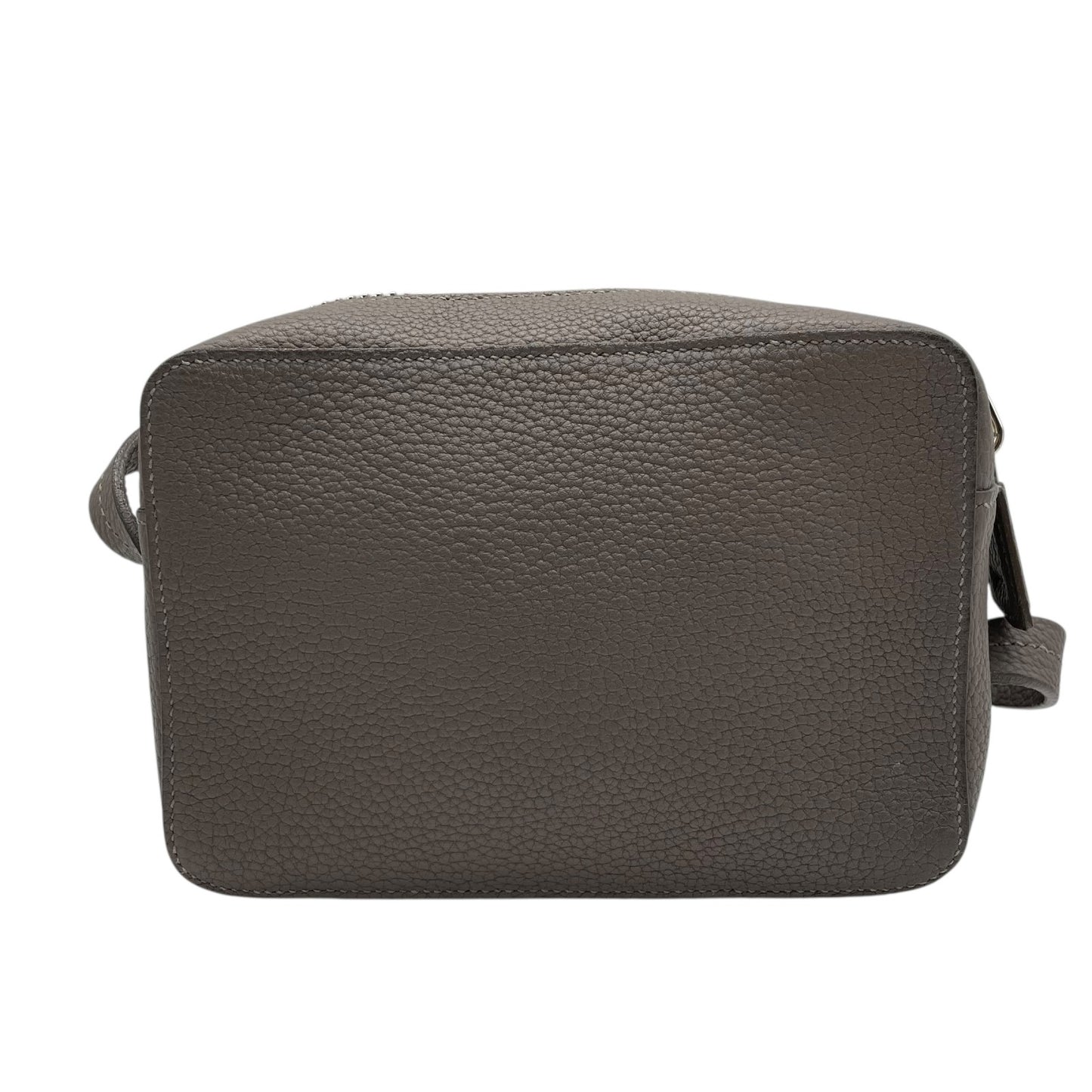 極美品 MAISON TAKUYA メゾンタクヤ ショルダーバッグ カメラバッグ レザー グレー シルバー金具 斜め掛け可 クロスボディ 型押しロゴ メンズ レディース R