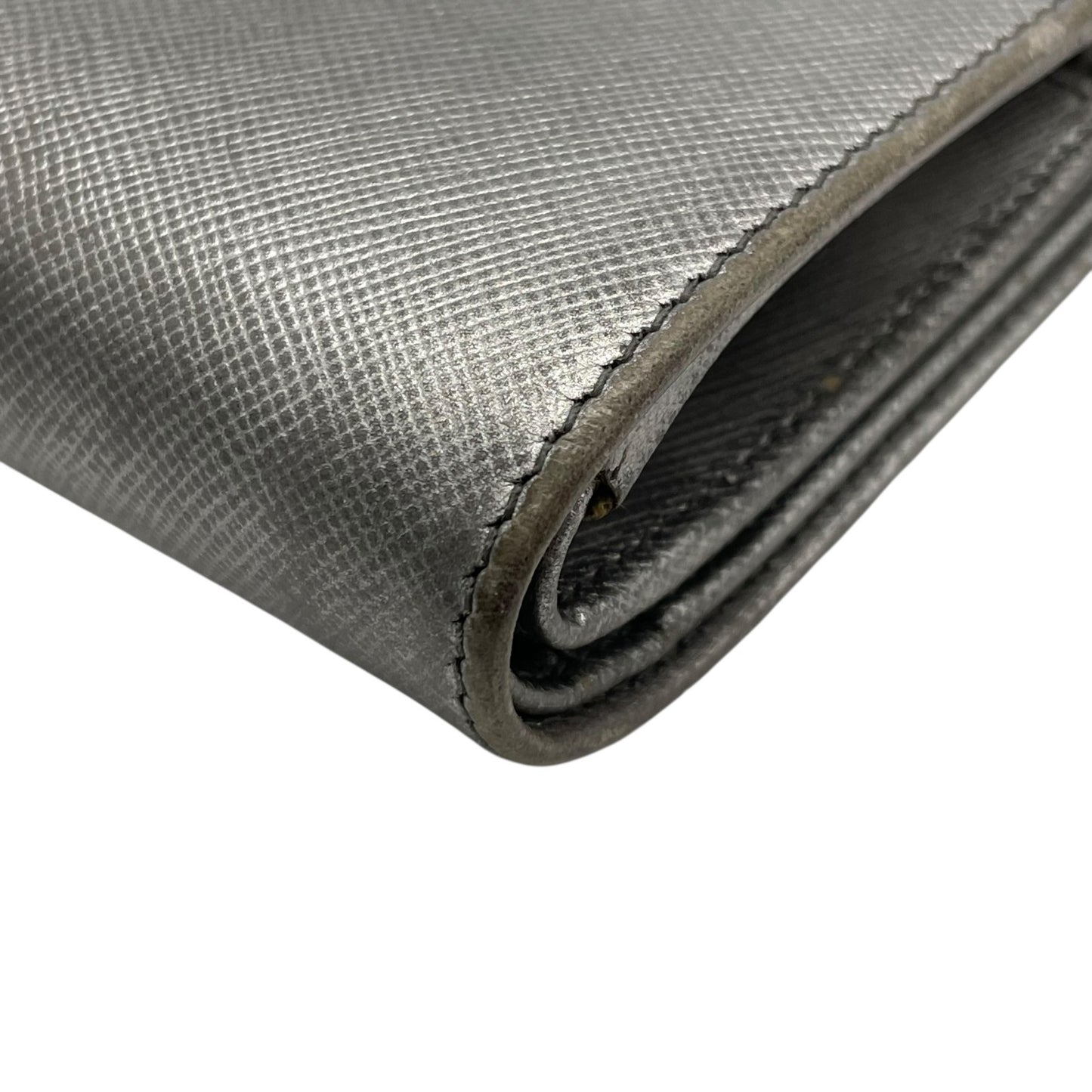 PRADA プラダ 二つ折り財布 コンパクトウォレット メタリックシルバー サフィアーノレザー ロゴ シルバー金具 L字ファスナー レディース W3