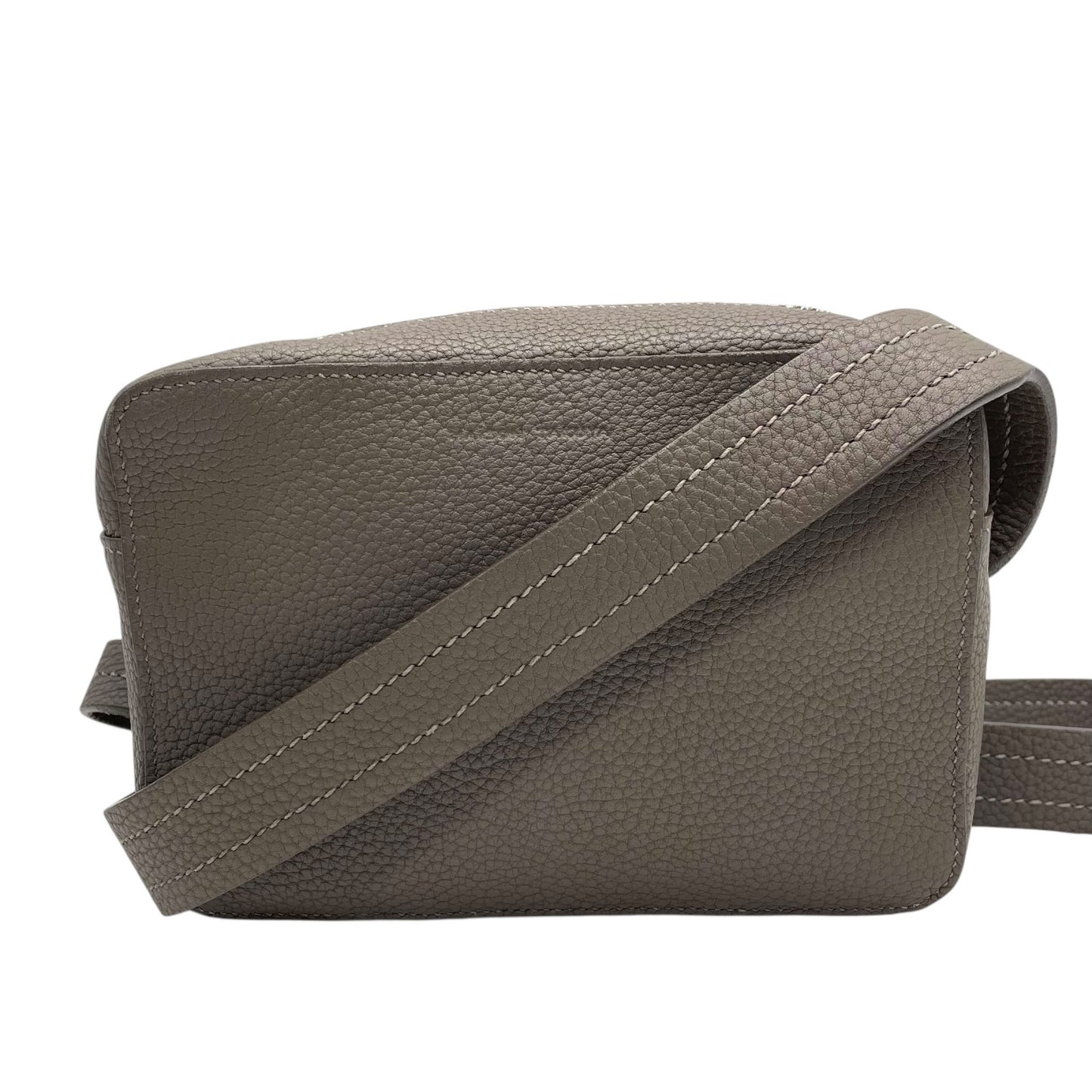 極美品 MAISON TAKUYA メゾンタクヤ ショルダーバッグ カメラバッグ レザー グレー シルバー金具 斜め掛け可 クロスボディ 型押しロゴ メンズ レディース R