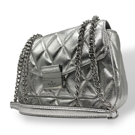 美品 kate spade ケイトスペード キャリー メタリック キルテッド レザー スモール フラップ ショルダーバッグ シルバー チェーンショルダー レディース E5