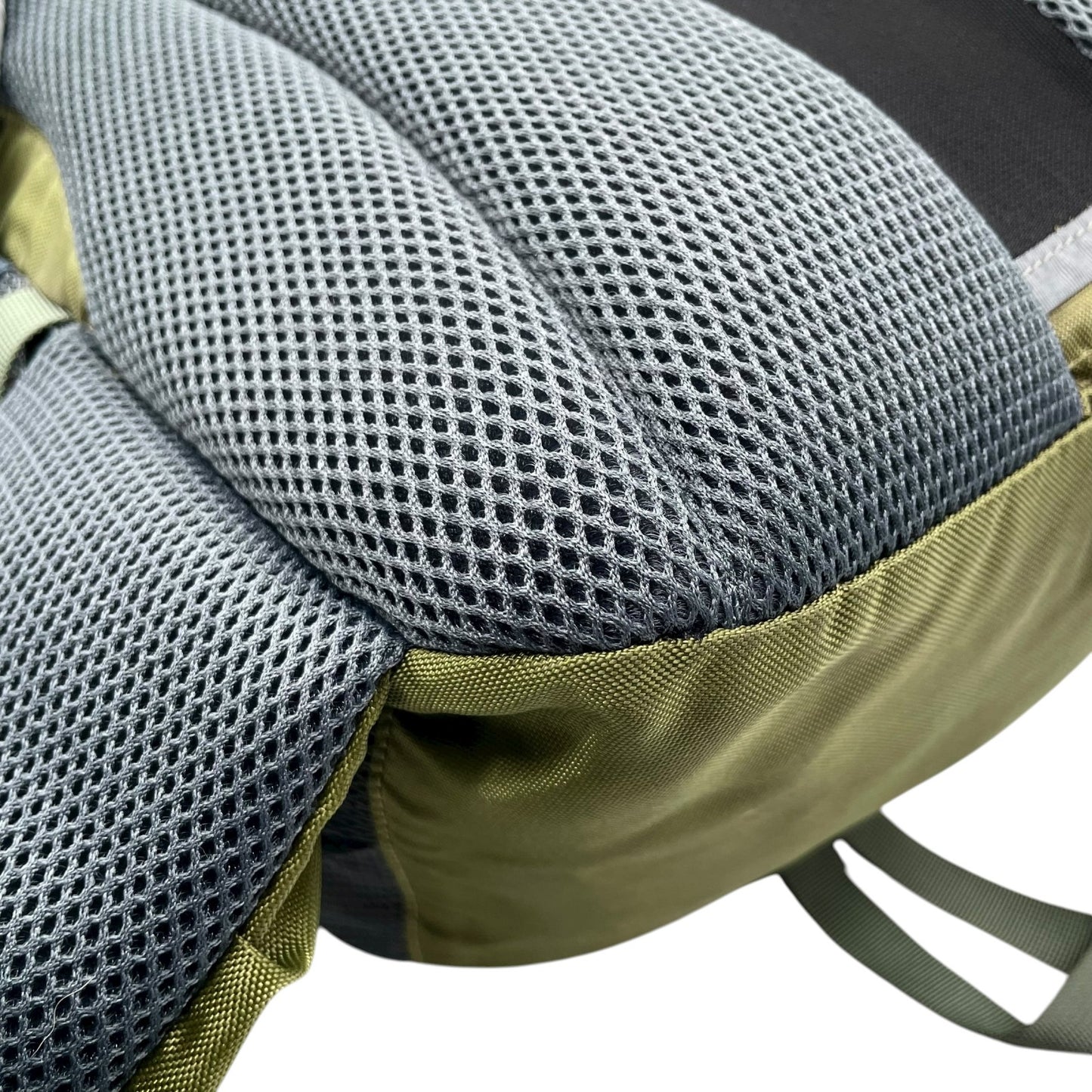 エーグル AIGLE リュックサック グリーン 緑 カーキ ナイロン キャンバス メンズ レディース バッグパック 登山 ハイキング U14