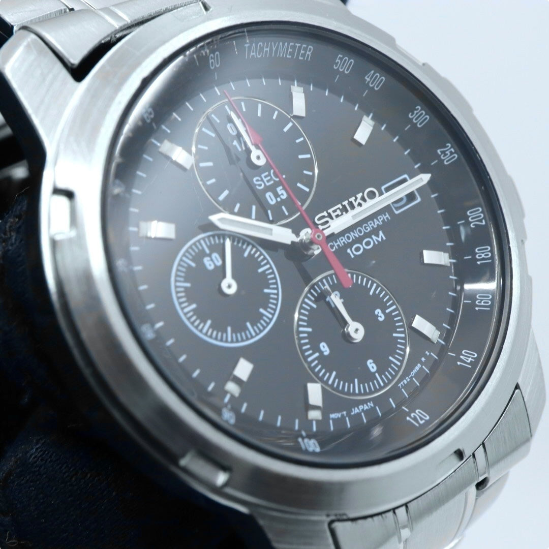 極美品 SEIKO セイコー 腕時計 クロノグラフ 7T92-0BF0 メンズ クオーツ 100M防水 ブラックダイヤル シルバー デイト タキメーター スポーツ ビジネス カジュアル 日本製ムーブメント クリーニング済み G4