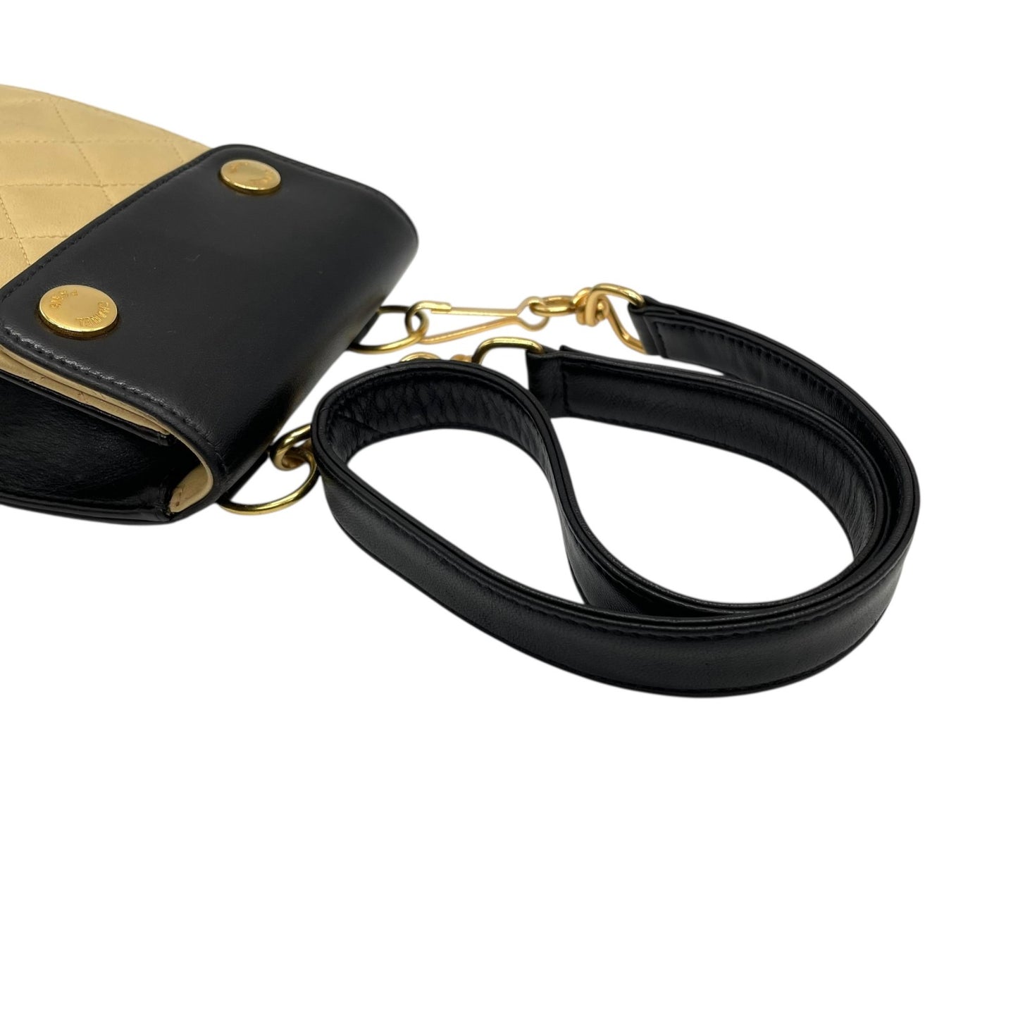 美品 シャネル CHANEL マトラッセ ショルダーバッグ ショルダーポーチ ミニバッグ スマホポーチ バイカラー ベージュ 黒 ブラック レザー ゴールド金具 肩掛け可 レディース K9