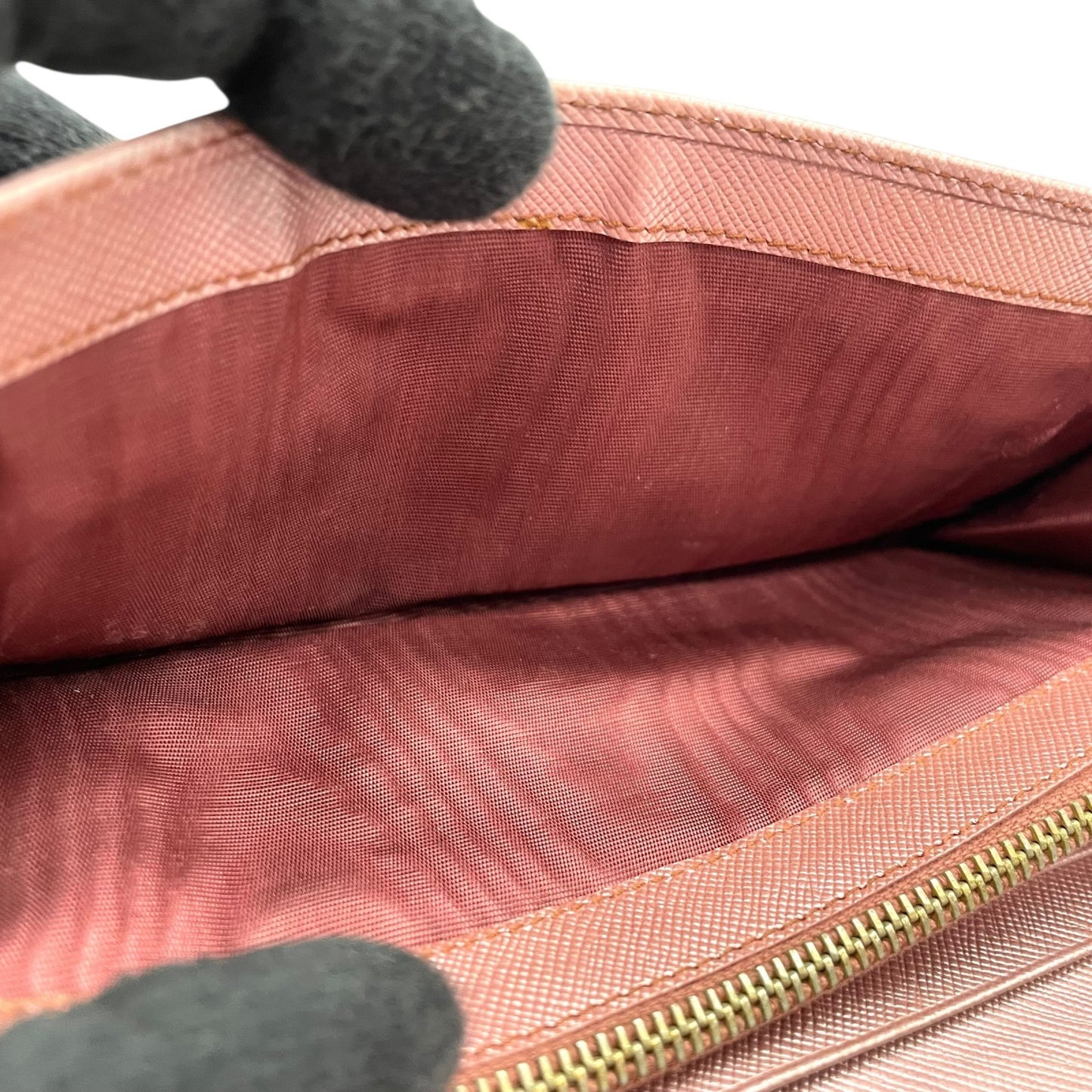 PRADA プラダ 長財布 ロングウォレット サフィアーノレザー ピンク ピンクベージュ メタリック ゴールド金具 ロゴ フラップ レディース W3