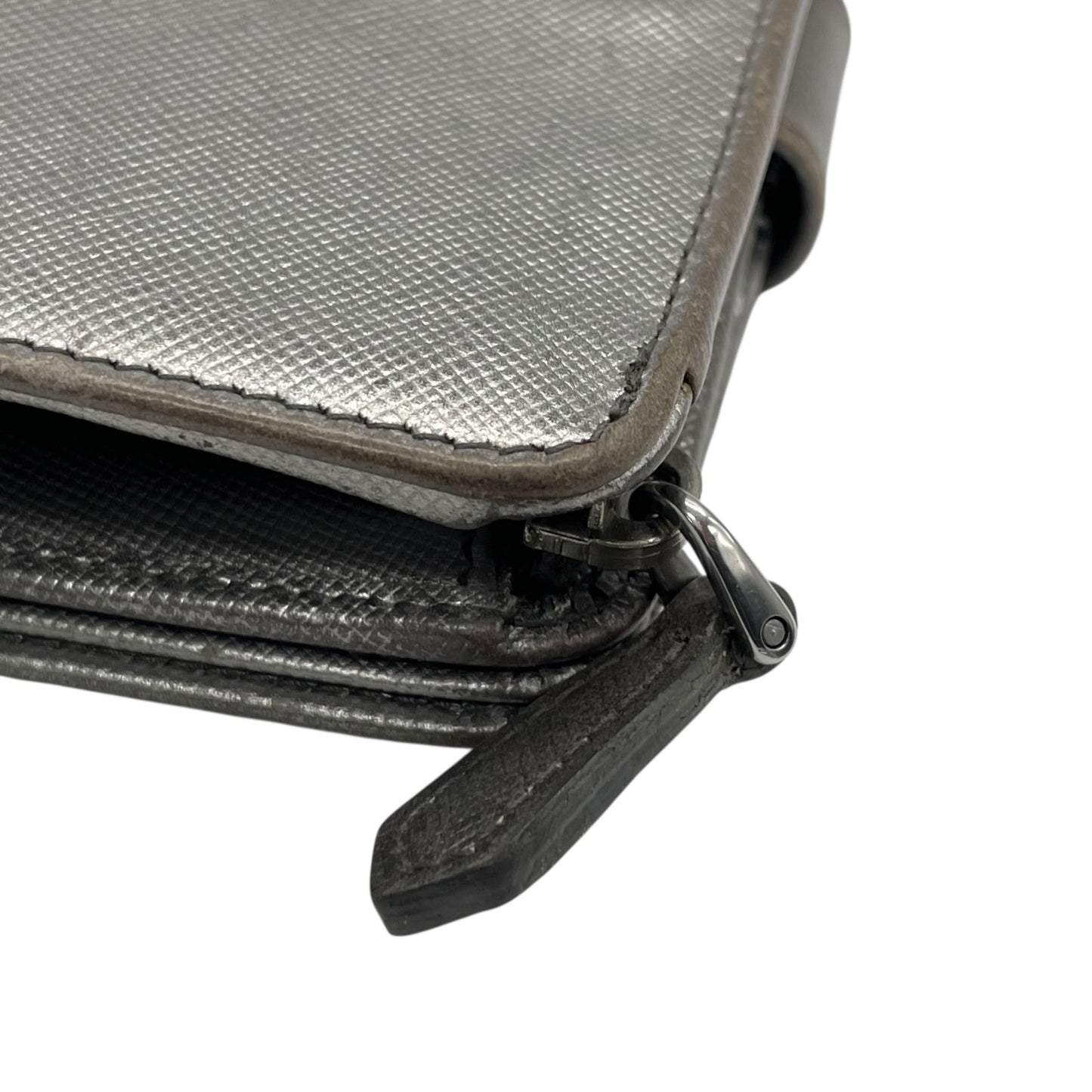 PRADA プラダ 二つ折り財布 コンパクトウォレット メタリックシルバー サフィアーノレザー ロゴ シルバー金具 L字ファスナー レディース W3