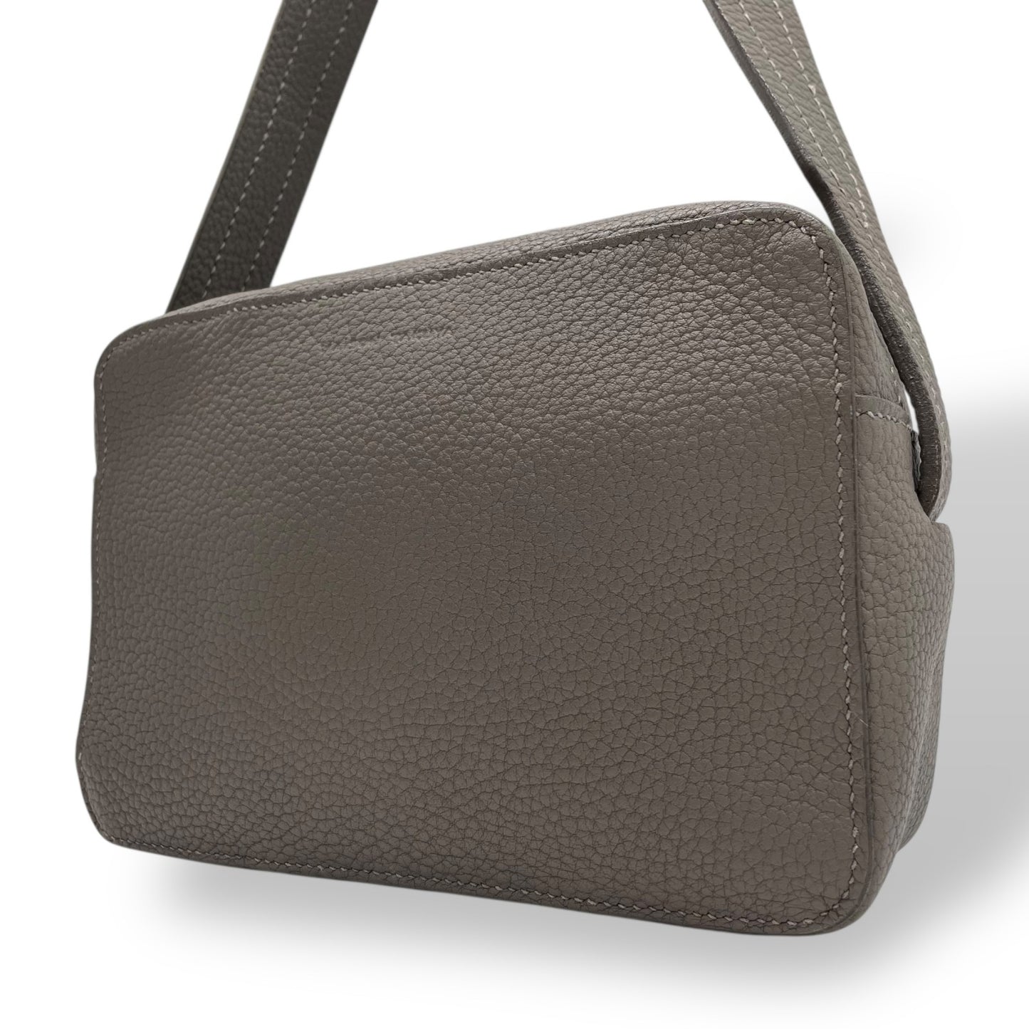 極美品 MAISON TAKUYA メゾンタクヤ ショルダーバッグ カメラバッグ レザー グレー シルバー金具 斜め掛け可 クロスボディ 型押しロゴ メンズ レディース R