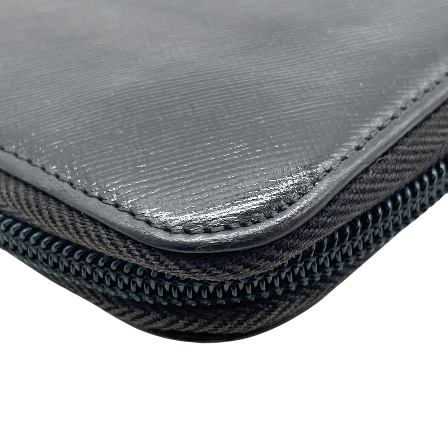 PRADA プラダ 三角プレートロゴ 長財布 ラウンドジップ サフィアーノ レザー トライアングルロゴ 黒 ブラック シルバー金具 メンズ レディース ギャランティカード付き H1