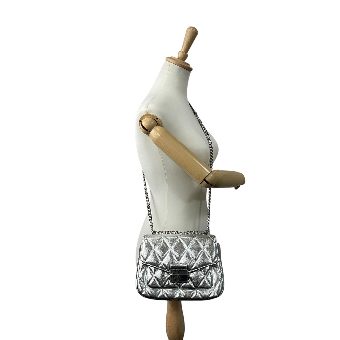 美品 kate spade ケイトスペード キャリー メタリック キルテッド レザー スモール フラップ ショルダーバッグ シルバー チェーンショルダー レディース E5