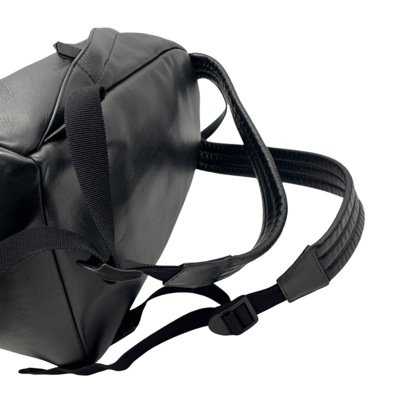 美品 バレンシアガ BALENCIAGA レザー エブリデイ バックパック リュック ブラック 黒 ロゴ入り シンプル 高級感 メンズ レディース ユニセックス C