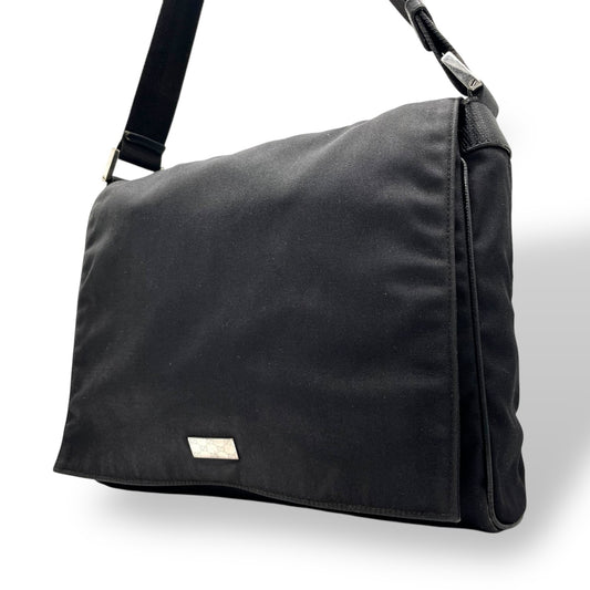 GUCCI グッチ ナイロン メッセンジャーバッグ ショルダーバッグ メンズ ユニセックス シルバープレートロゴ 斜め掛け A4収納可 146236 K4