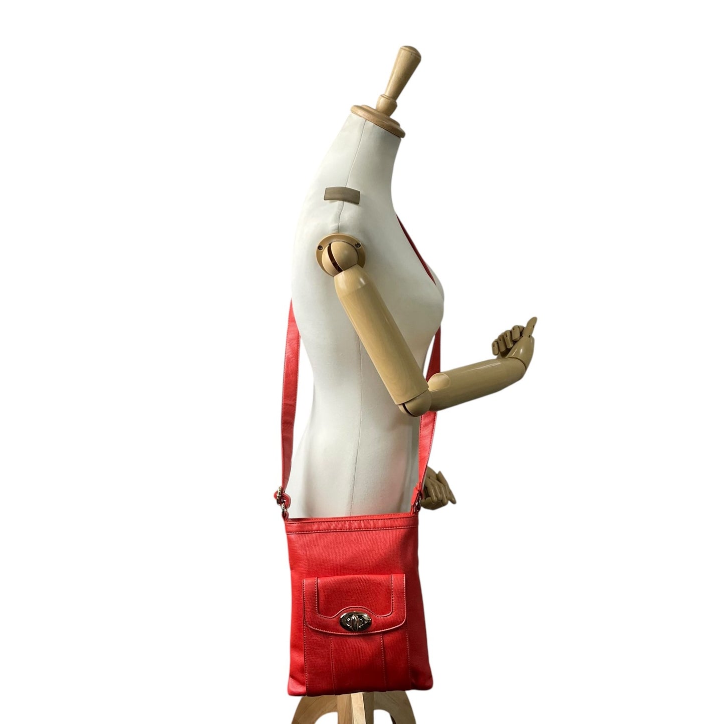 モノコムサ MONO COMME CA ショルダーバッグ レッド レザー フラップポケット付き スタイリッシュ T2