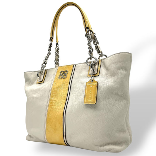 美品 コーチ COACH トートバッグ ホワイト 白 イエロー 黄色 レザー パテントレザー 肩掛け可 ロゴ チャーム付き シルバー金具 レディース S97