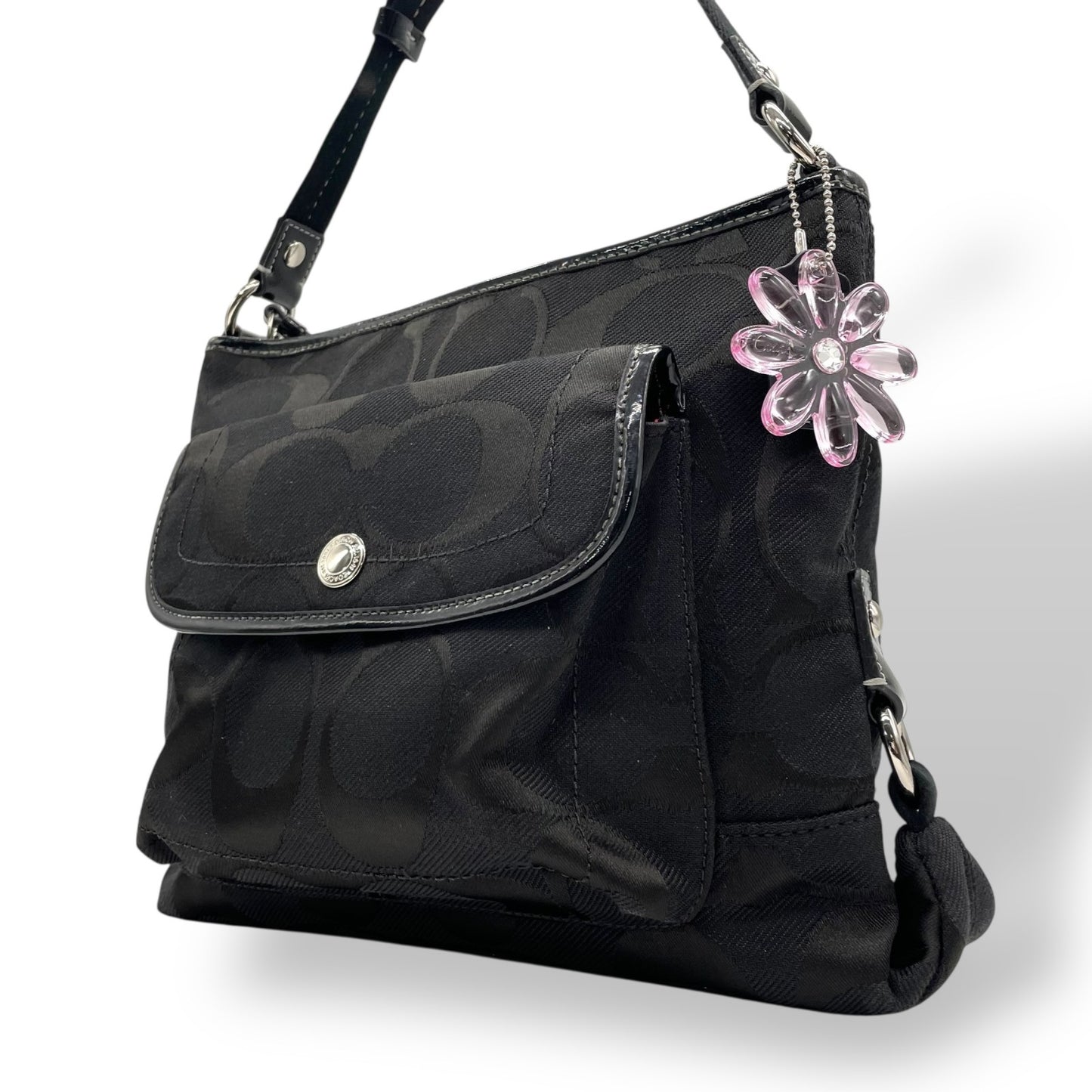 美品 COACH コーチ ショルダーバッグ 黒 ブラック シグネチャー キャンバス パテントレザー シルバー金具 F16550 フラワーチャーム付き 斜め掛け可 レディース E8