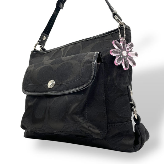美品 COACH コーチ ショルダーバッグ 黒 ブラック シグネチャー キャンバス パテントレザー シルバー金具 F16550 フラワーチャーム付き 斜め掛け可 レディース E8