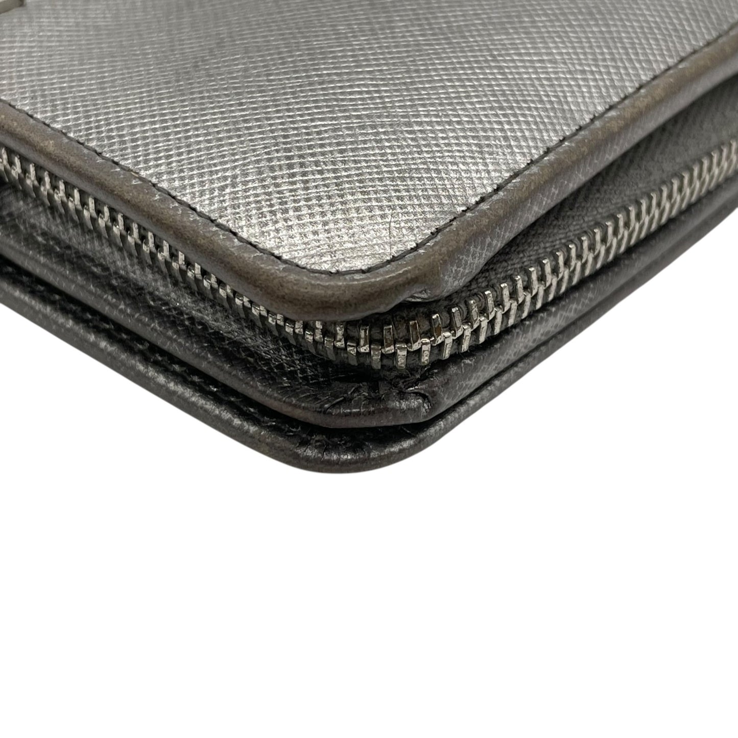 PRADA プラダ 二つ折り財布 コンパクトウォレット メタリックシルバー サフィアーノレザー ロゴ シルバー金具 L字ファスナー レディース W3