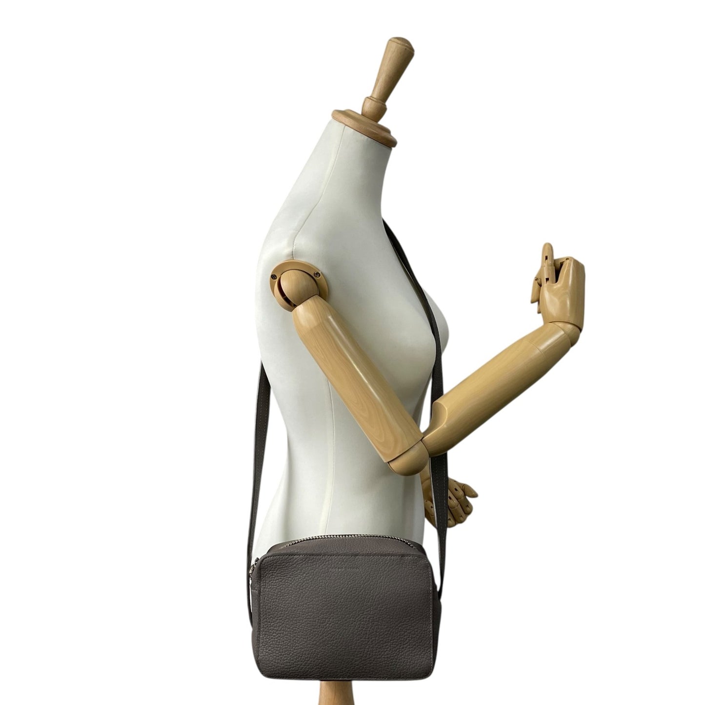 極美品 MAISON TAKUYA メゾンタクヤ ショルダーバッグ カメラバッグ レザー グレー シルバー金具 斜め掛け可 クロスボディ 型押しロゴ メンズ レディース R