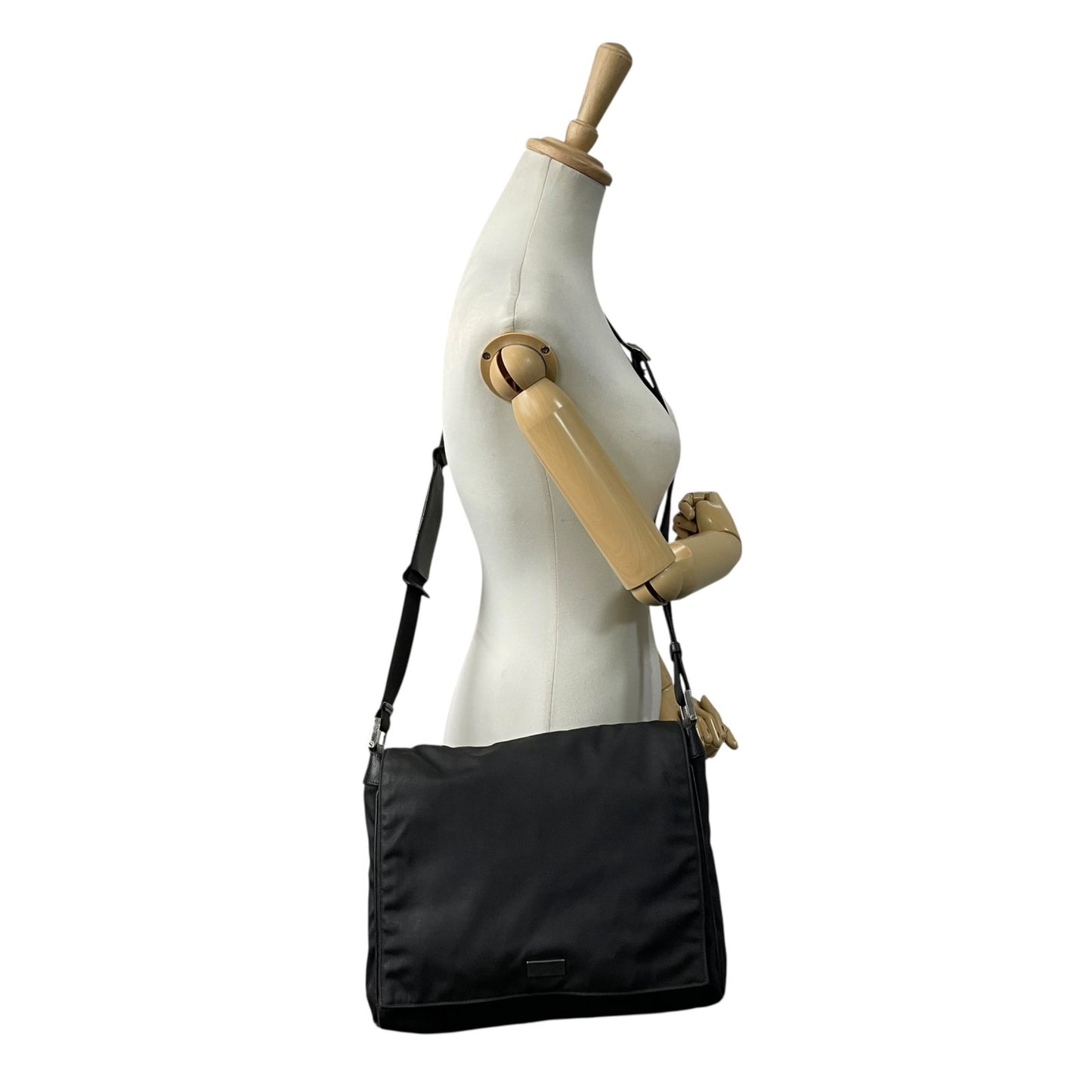 GUCCI グッチ ナイロン メッセンジャーバッグ ショルダーバッグ メンズ ユニセックス シルバープレートロゴ 斜め掛け A4収納可 146236 K4