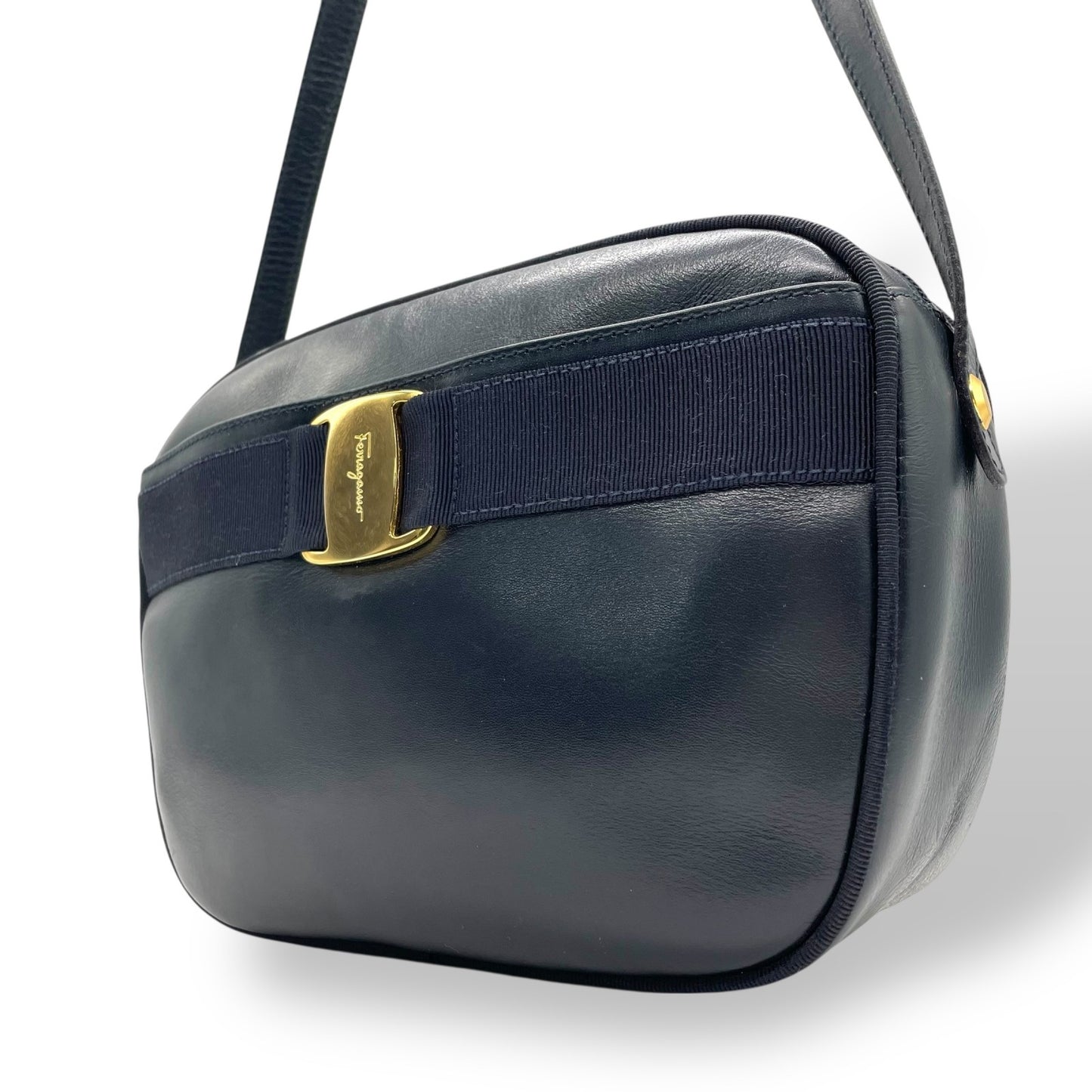 美品 サルヴァトーレ フェラガモ Salvatore Ferragamo ヴァラリボン ショルダーバッグ 紺 ネイビー レザー ゴールド金具 レディース B3