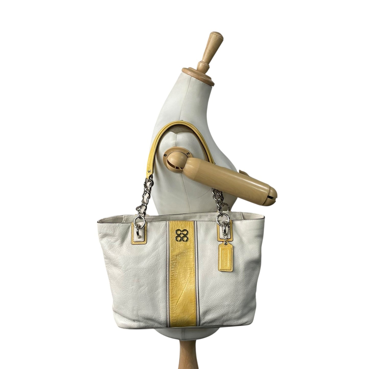 美品 コーチ COACH トートバッグ ホワイト 白 イエロー 黄色 レザー パテントレザー 肩掛け可 ロゴ チャーム付き シルバー金具 レディース S97