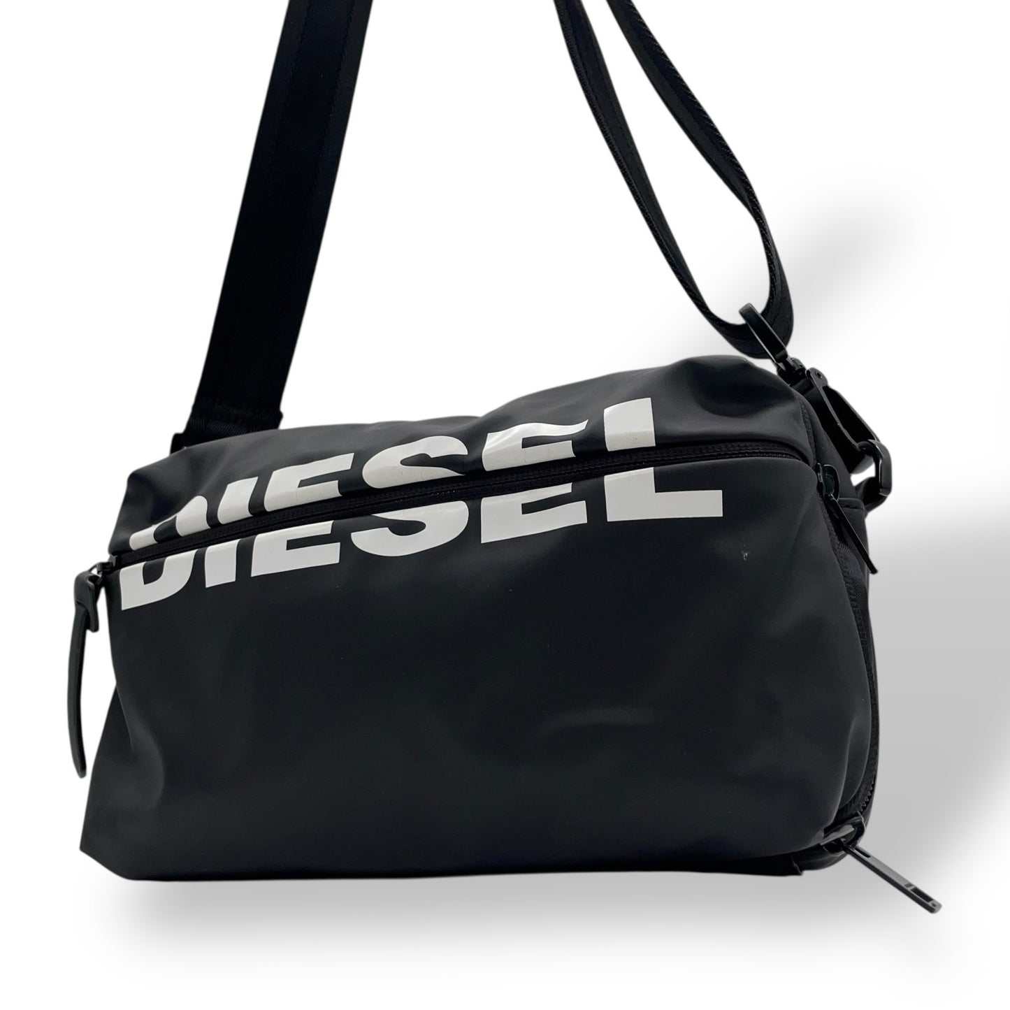 ディーゼル DIESEL ショルダーバッグ クロスボディ ブラック 黒 ロゴプリント 防水素材 メンズ レディース ユニセックス U17