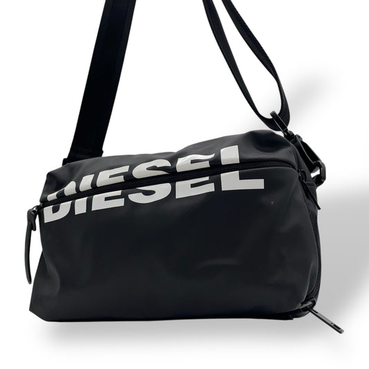 ディーゼル DIESEL ショルダーバッグ クロスボディ ブラック 黒 ロゴプリント 防水素材 メンズ レディース ユニセックス U17