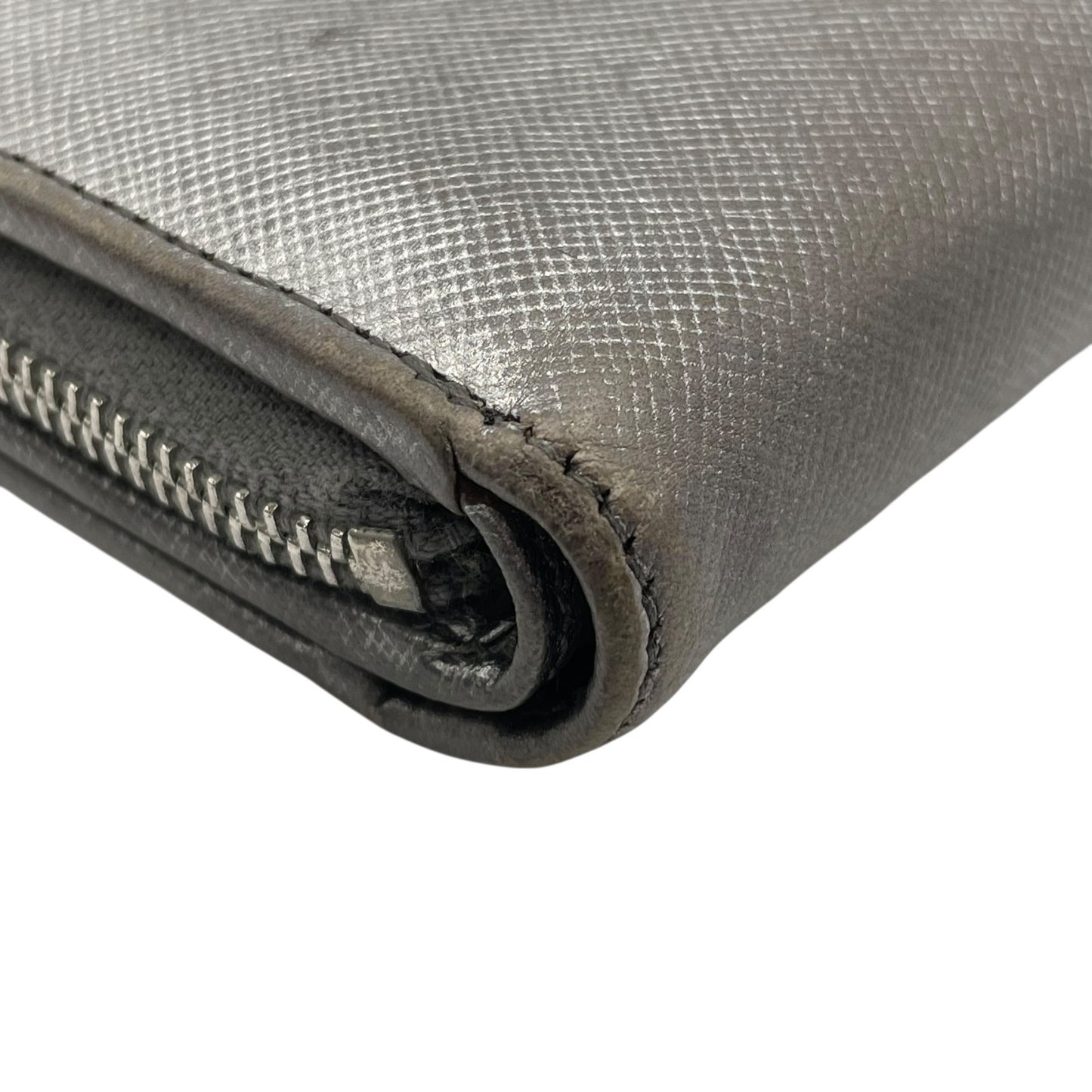 PRADA プラダ 二つ折り財布 コンパクトウォレット メタリックシルバー サフィアーノレザー ロゴ シルバー金具 L字ファスナー レディース W3