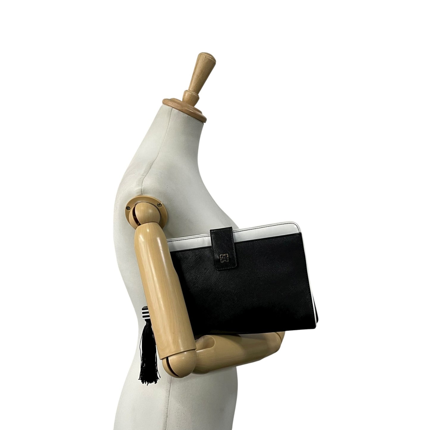 ジバンシィ Givenchy ジバンシー ロゴ金具 クラッチバッグ バイカラー 黒 ブラック 白 ホワイト レザー タッセル フリンジ ヴィンテージ S96