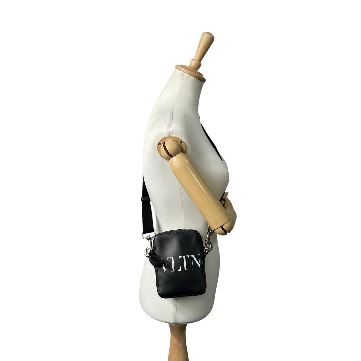 美品 ヴァレンティノ VALENTINO VLTN レザー ショルダーバッグ クロスボディ 黒 ブラック ロゴ メンズ レディース K9