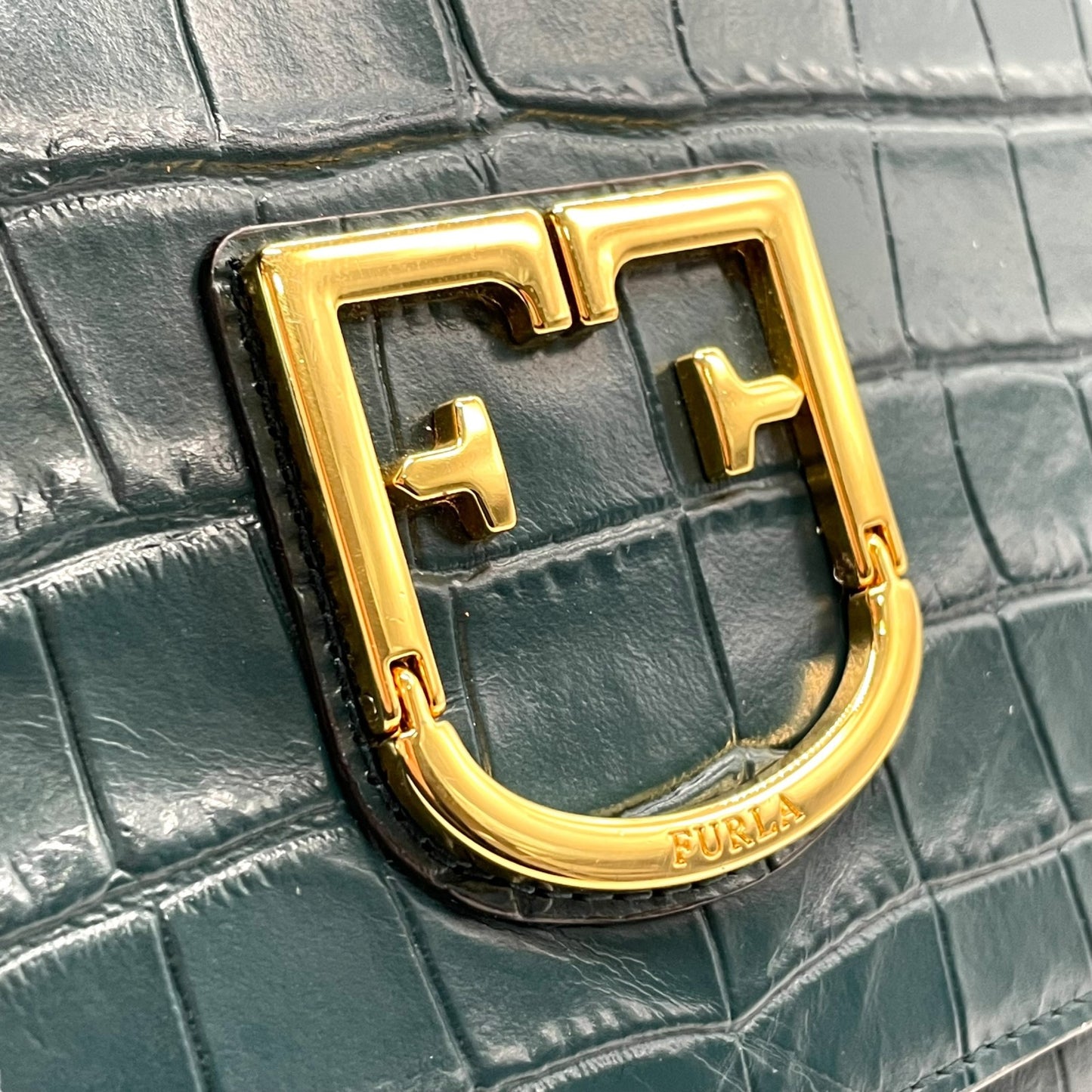フルラ FURLA チェーンショルダーバッグ 型押し ダークグリーン 深緑 金金具 ゴールド金具 上品 高級感 A3