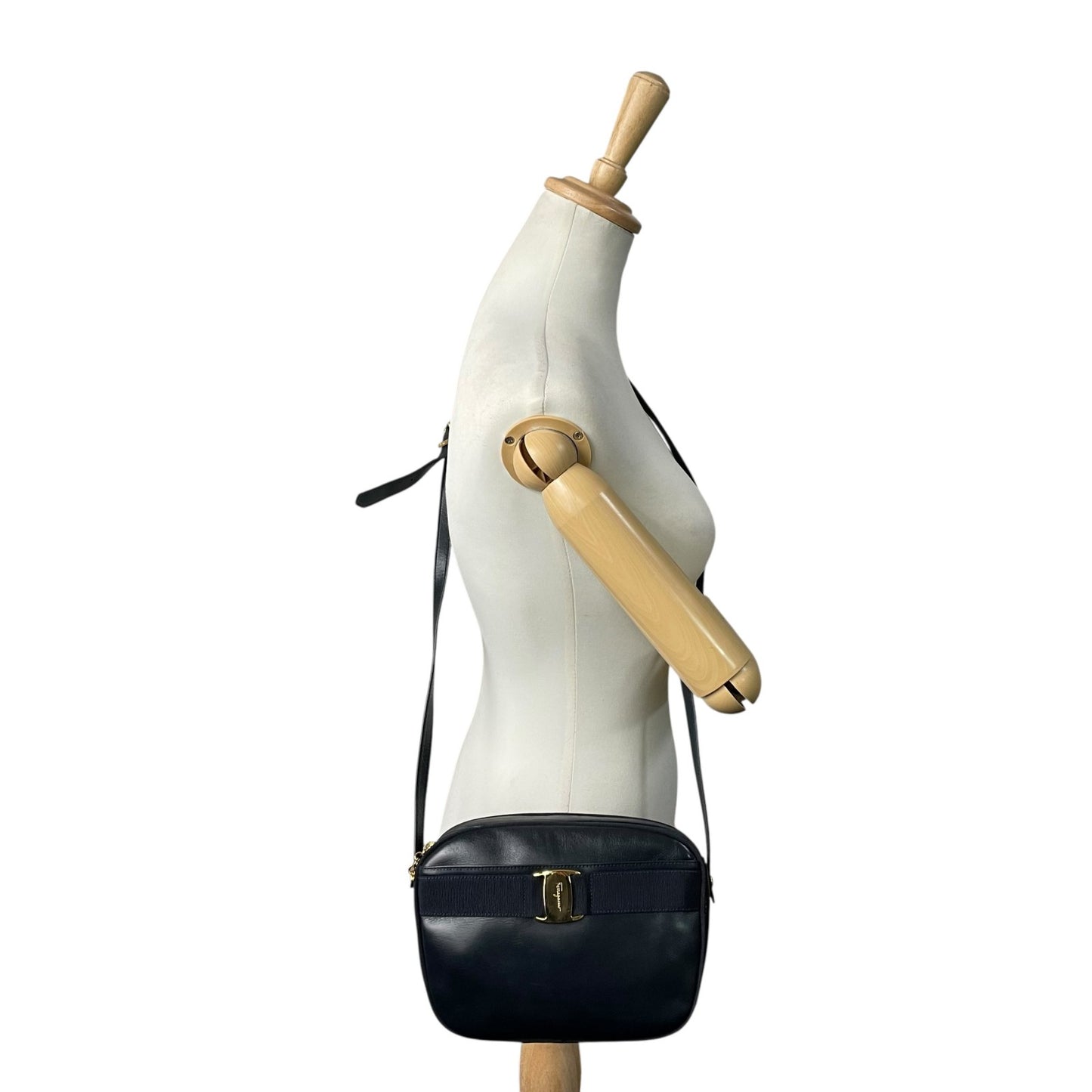 美品 サルヴァトーレ フェラガモ Salvatore Ferragamo ヴァラリボン ショルダーバッグ 紺 ネイビー レザー ゴールド金具 レディース B3