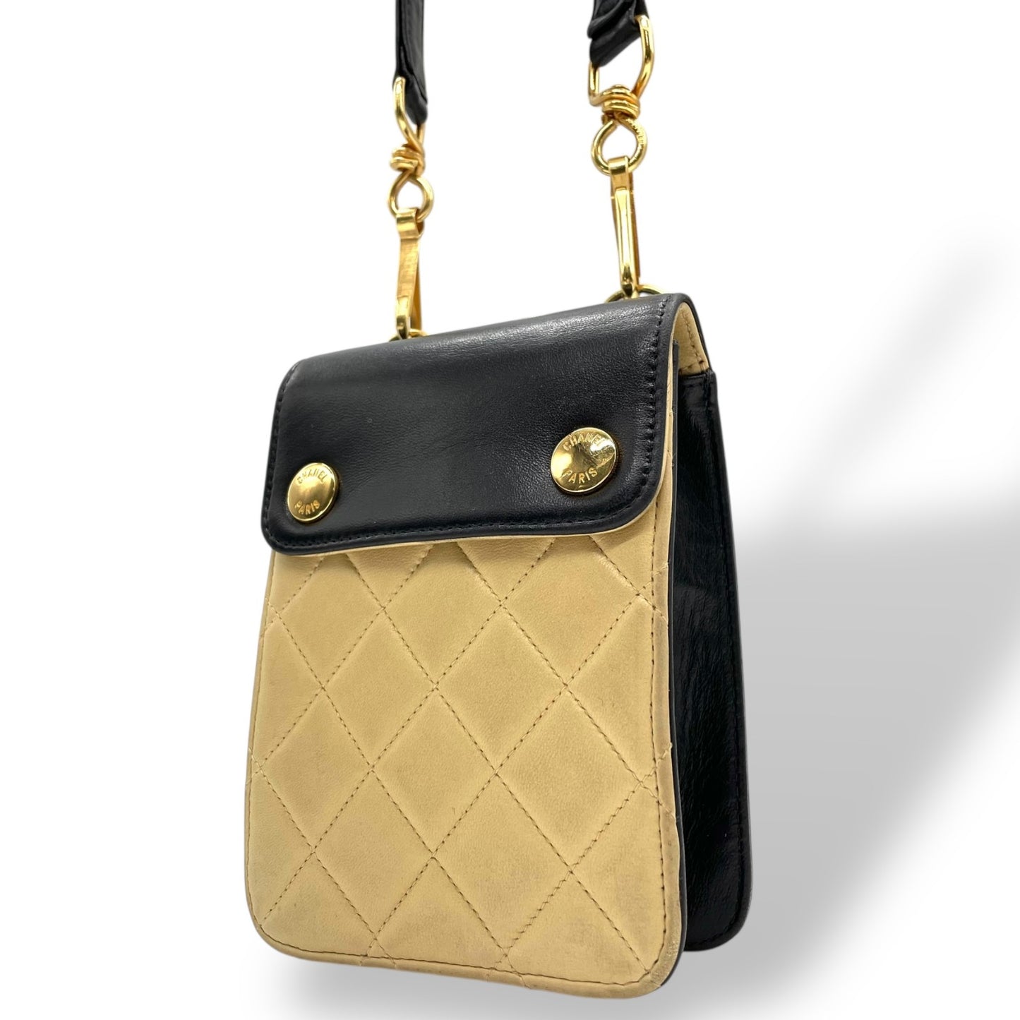 美品 シャネル CHANEL マトラッセ ショルダーバッグ ショルダーポーチ ミニバッグ スマホポーチ バイカラー ベージュ 黒 ブラック レザー ゴールド金具 肩掛け可 レディース K9