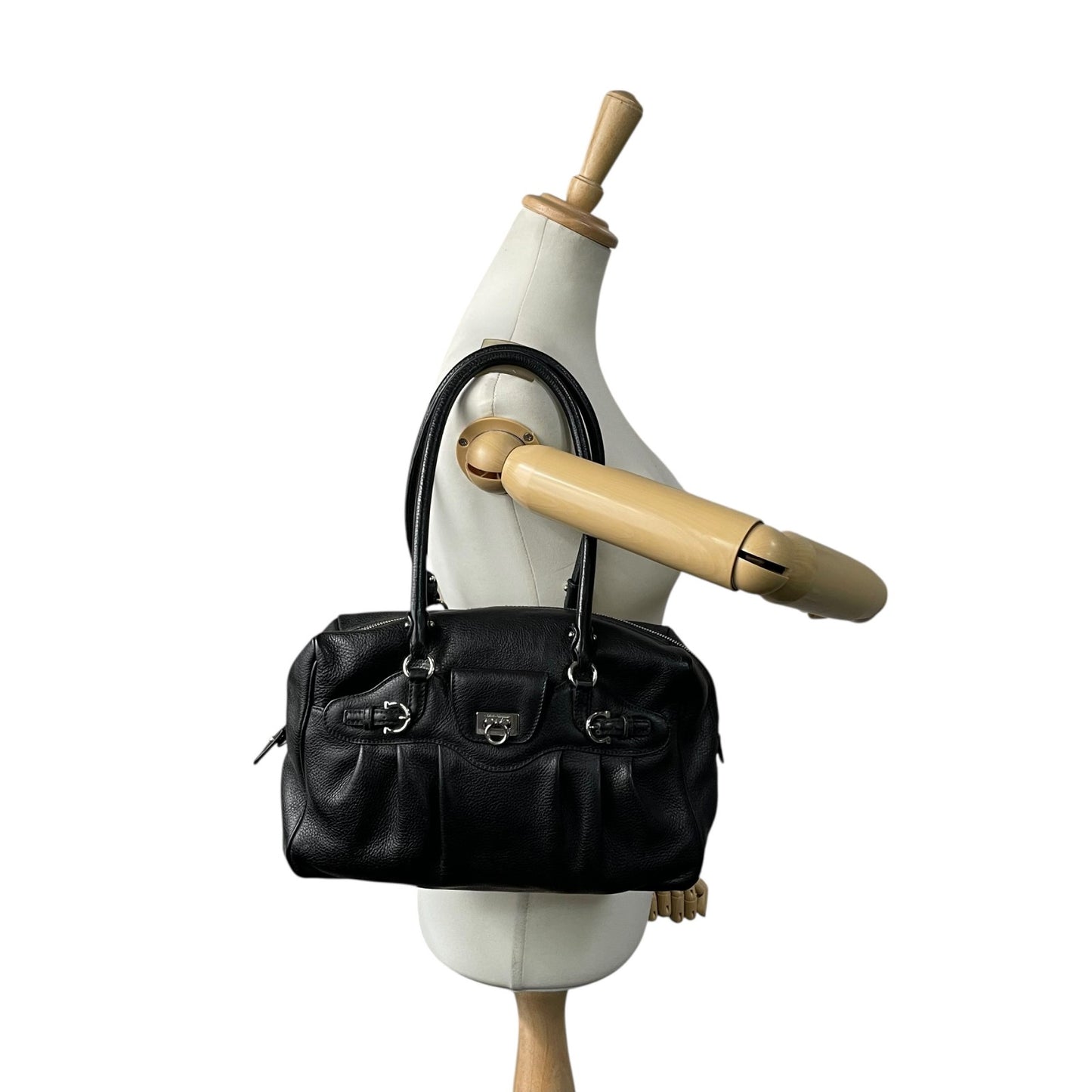 美品 サルヴァトーレ フェラガモ Salvatore Ferragamo ガンチーニ ハンドバッグ ミニボストン ワンショルダー ブラック 黒 NERO レザー シルバー金具 ロゴ 肩掛け可 レディース A