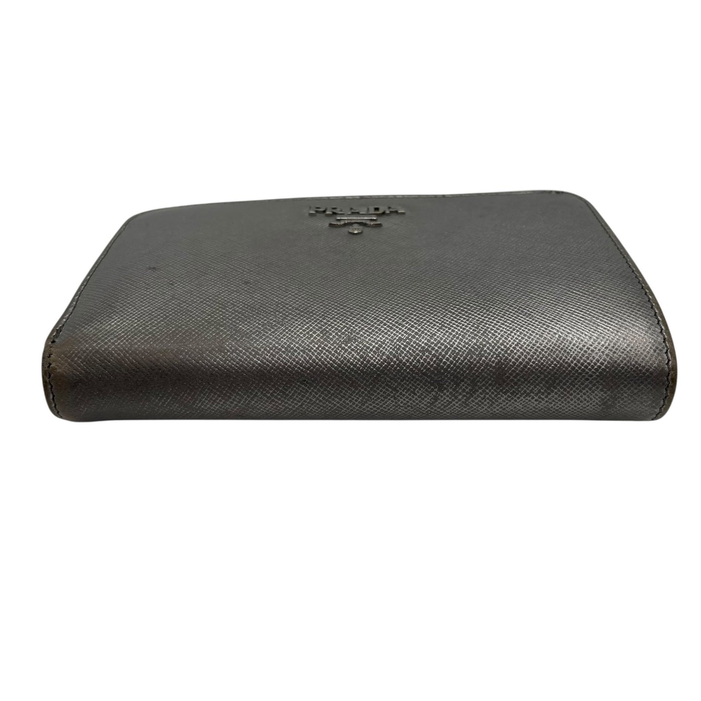 PRADA プラダ 二つ折り財布 コンパクトウォレット メタリックシルバー サフィアーノレザー ロゴ シルバー金具 L字ファスナー レディース W3