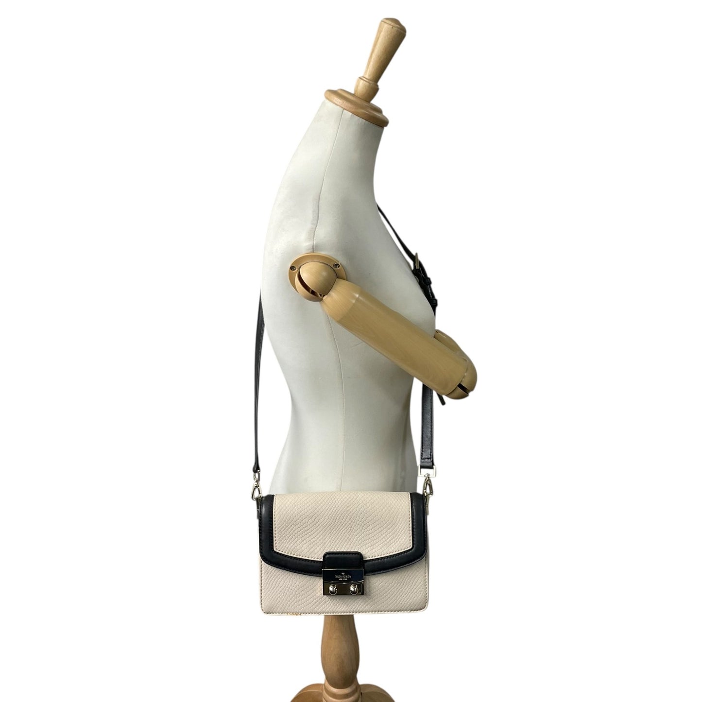 ケイトスペード Kate Spade 2WAY ショルダーバッグ 型押し レザー ホワイト 白 ブラック 黒 バイカラー 上品 レディース S81