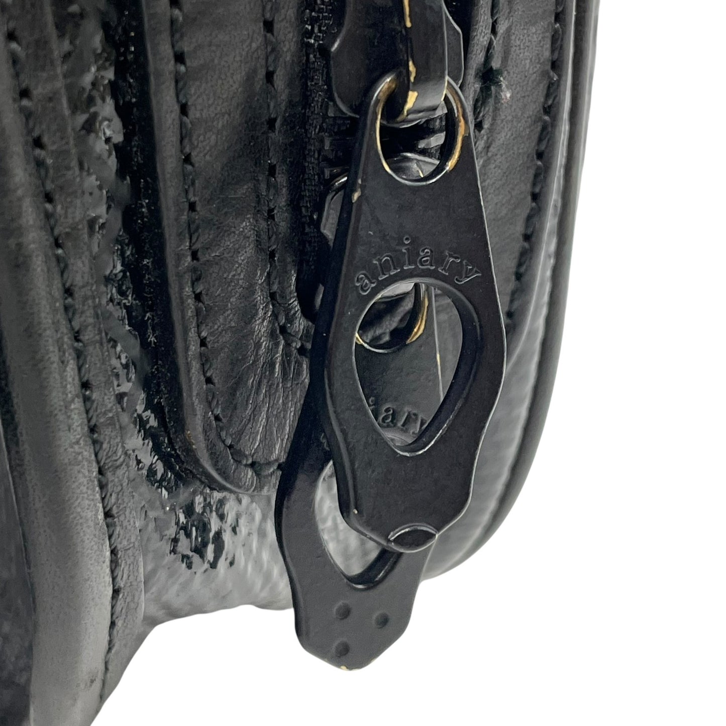 美品 aniary アニアリ ショルダーバッグ カメラバッグ 黒 ブラック パテントレザー ブラック金具 斜め掛け可 クロシェット メンズ レディース Q