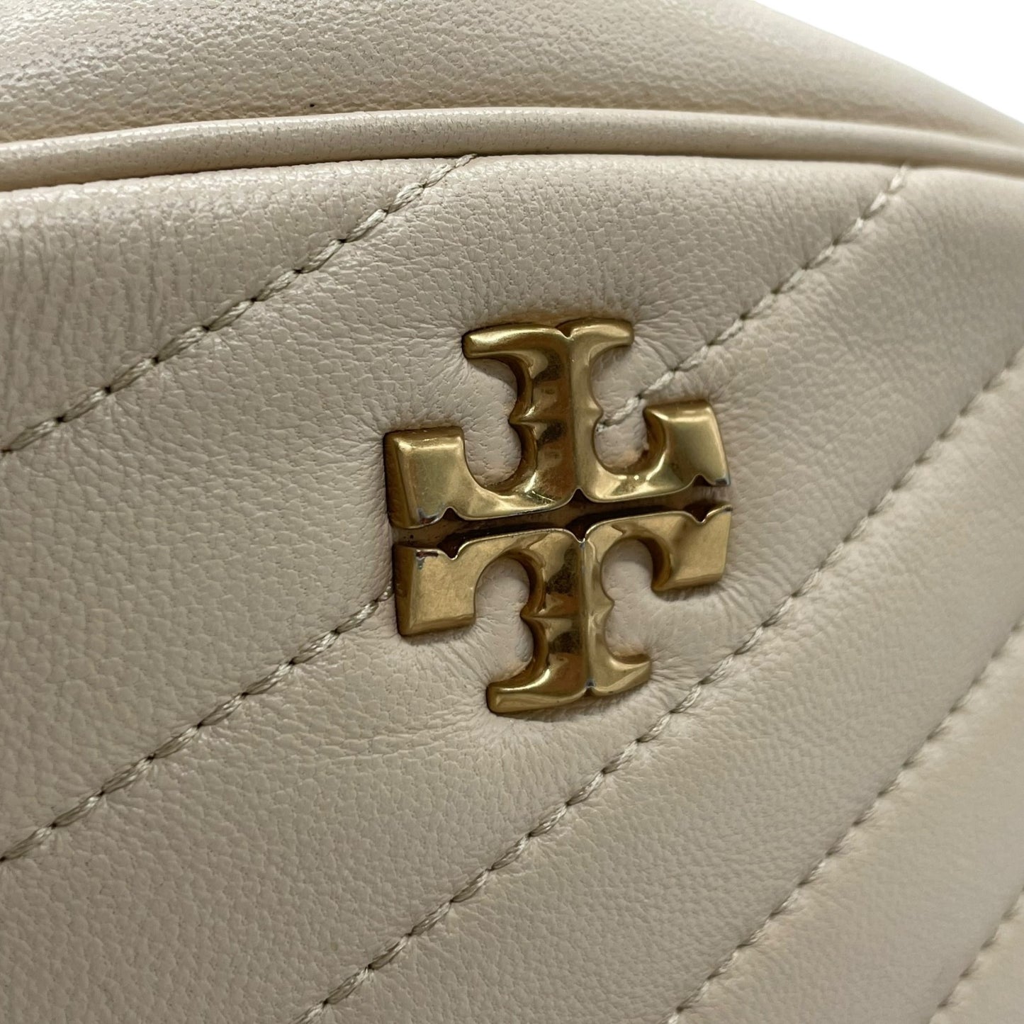 TORY BURCH トリーバーチ キラ カメラバッグ ショルダーバッグ アイボリー ベージュ レザー ゴールド金具 キルティング ロゴ チェーン レディース K9