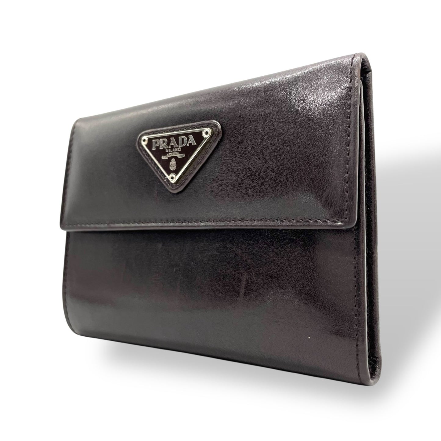 美品 PRADA プラダ 三つ折り財布 コンパクト財布 三角プレートロゴ トライアングルロゴ 茶 ダークブラウン レザー シルバー金具 メンズ レディース M5