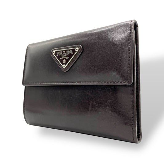 美品 PRADA プラダ 三つ折り財布 コンパクト財布 三角プレートロゴ トライアングルロゴ 茶 ダークブラウン レザー シルバー金具 メンズ レディース M5
