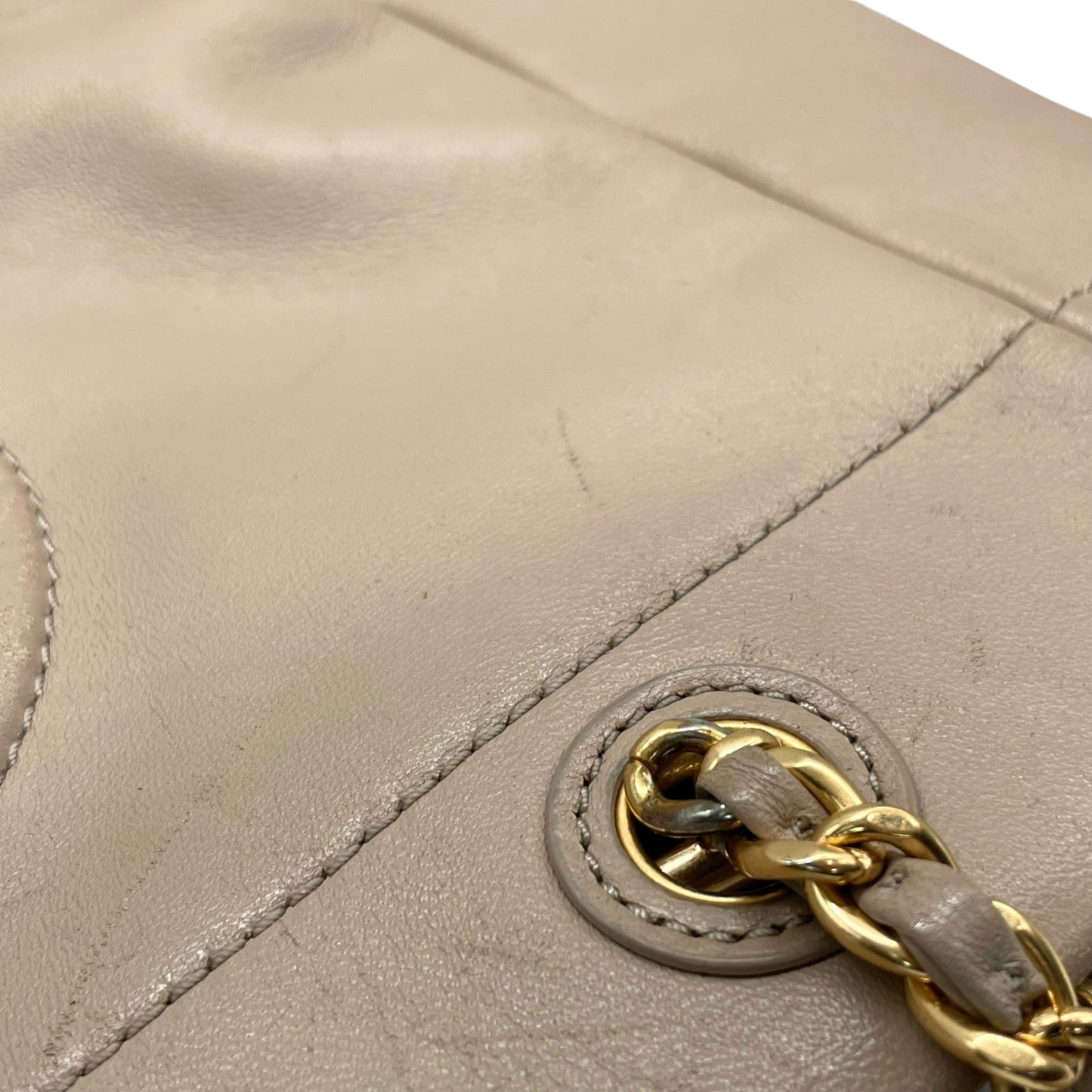 トリーバーチ TORY BURCH レザー トートバッグ チェーンショルダー ベージュ ロゴ エンボス 高級感 E10