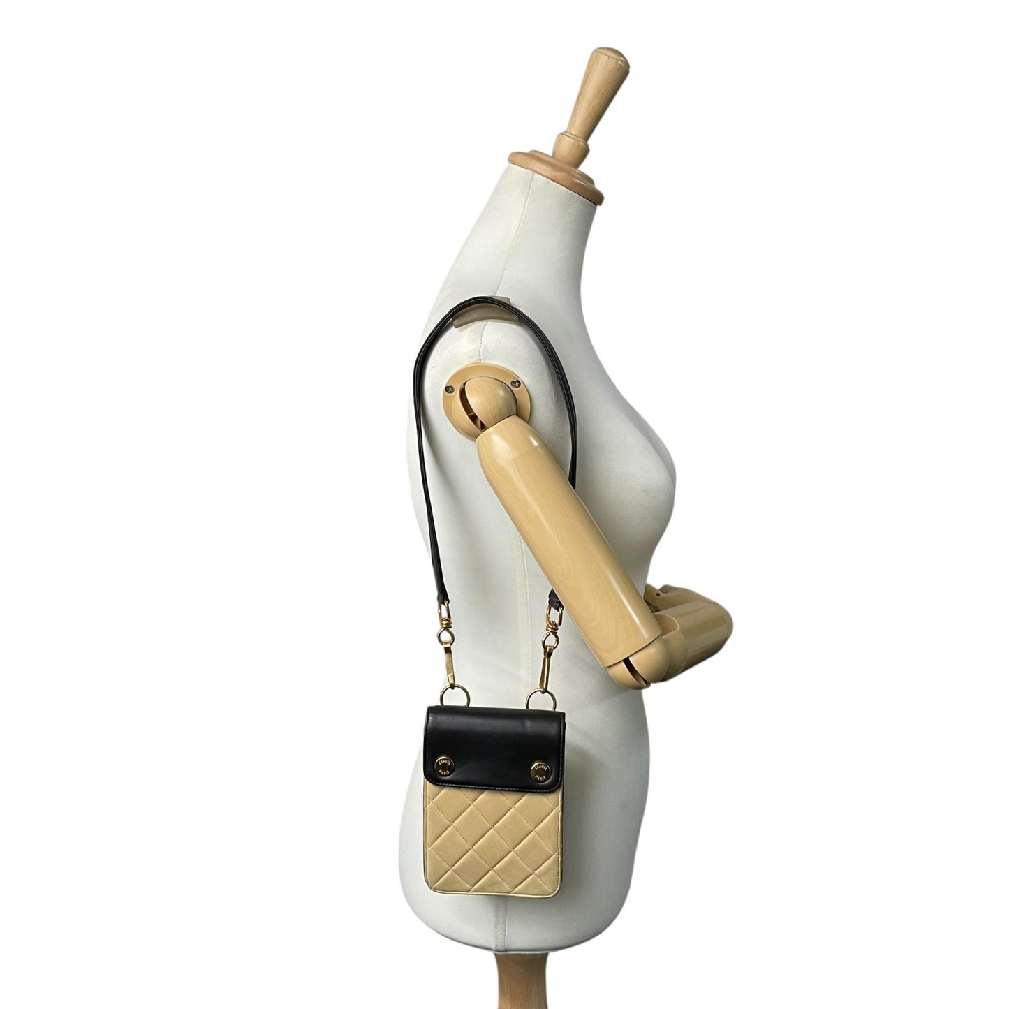 美品 シャネル CHANEL マトラッセ ショルダーバッグ ショルダーポーチ ミニバッグ スマホポーチ バイカラー ベージュ 黒 ブラック レザー ゴールド金具 肩掛け可 レディース K9