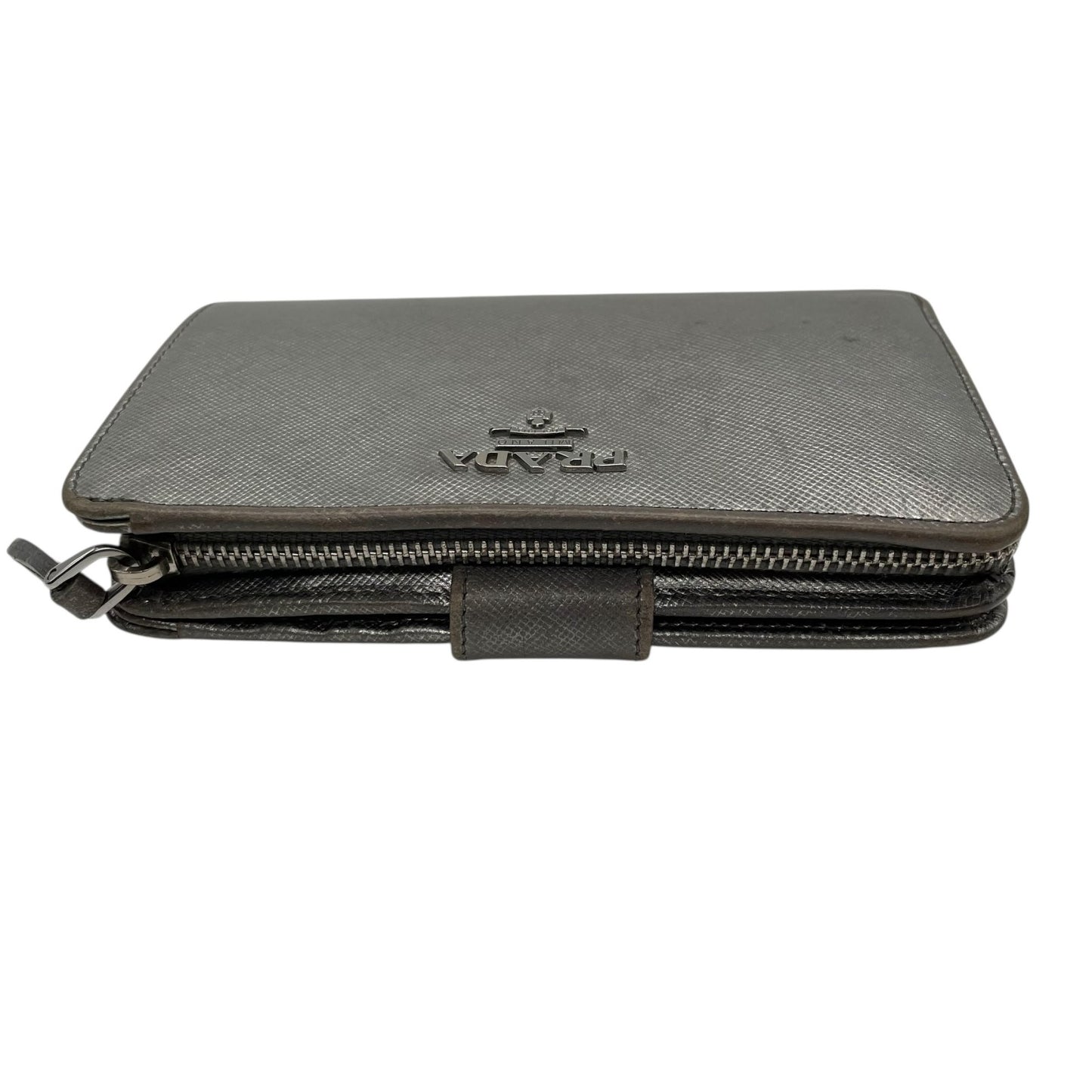 PRADA プラダ 二つ折り財布 コンパクトウォレット メタリックシルバー サフィアーノレザー ロゴ シルバー金具 L字ファスナー レディース W3